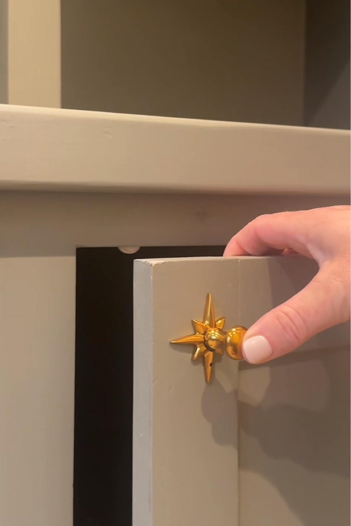 Gold hardware on green cabinets. Pretty gold cabinet pull

#LTKfindsunder50 #LTKhome