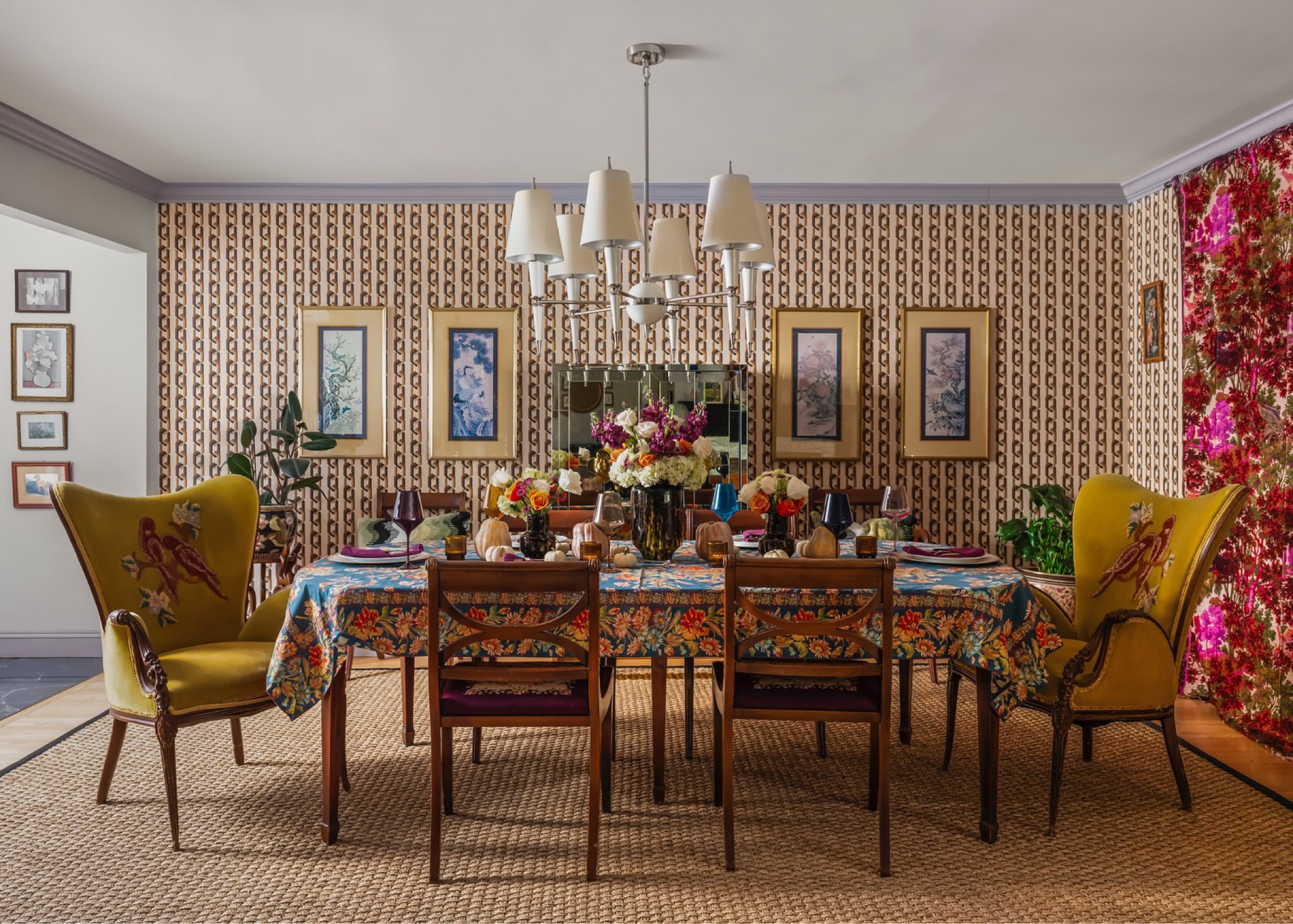 These drapes are a new addition and they make the room, especially in the fall. 💜

Photography by @torisikkemaphotography 

#grandmillennial #maximalistinteriors #maximalism #interiordesign #interiorstyling #tablesetting #tablescapes #colorfulhome #thriftedhome #thanksgivingtablescape