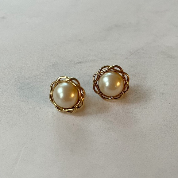 [crown trifari] vintage pearl gold tone clip on earrings | Poshmark