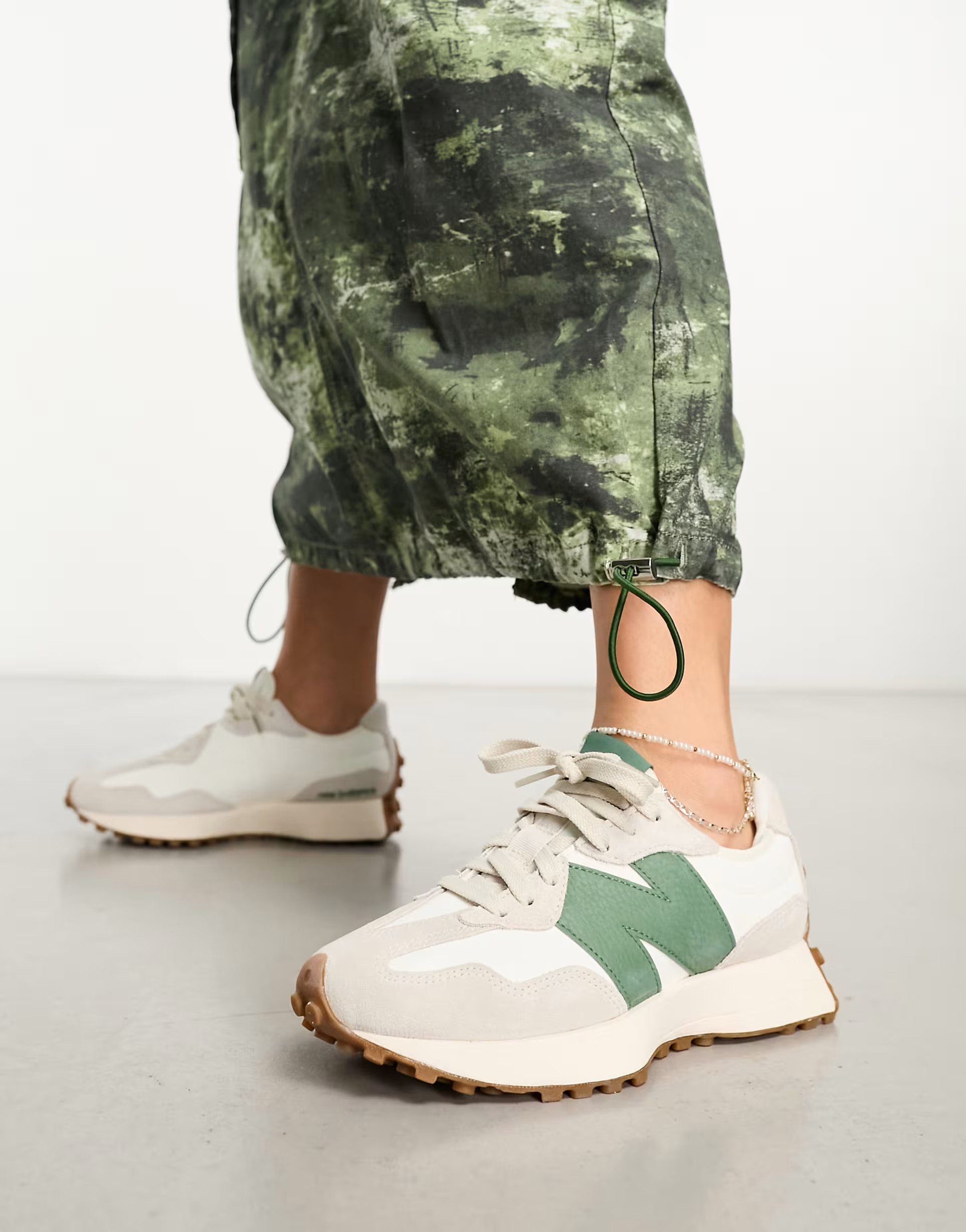 New Balance 327 trainers in white & green | ASOS (Global)
