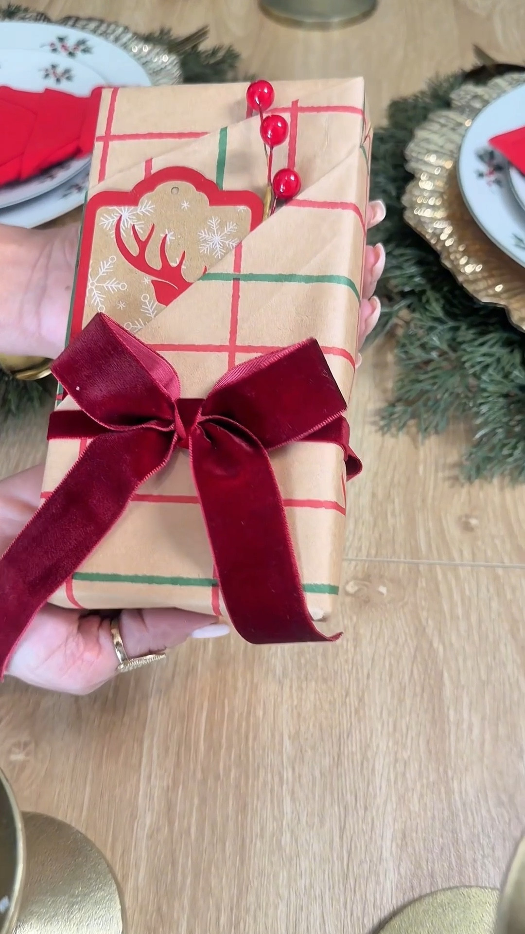 Idea de envoltura para tus regalos esta Navidad 🎄 muy fácil y rápido, con un toque hermoso 🎅🏻
#navidad #gif #regalos #envoltura #tutorial

#LTKGiftGuide #LTKHoliday