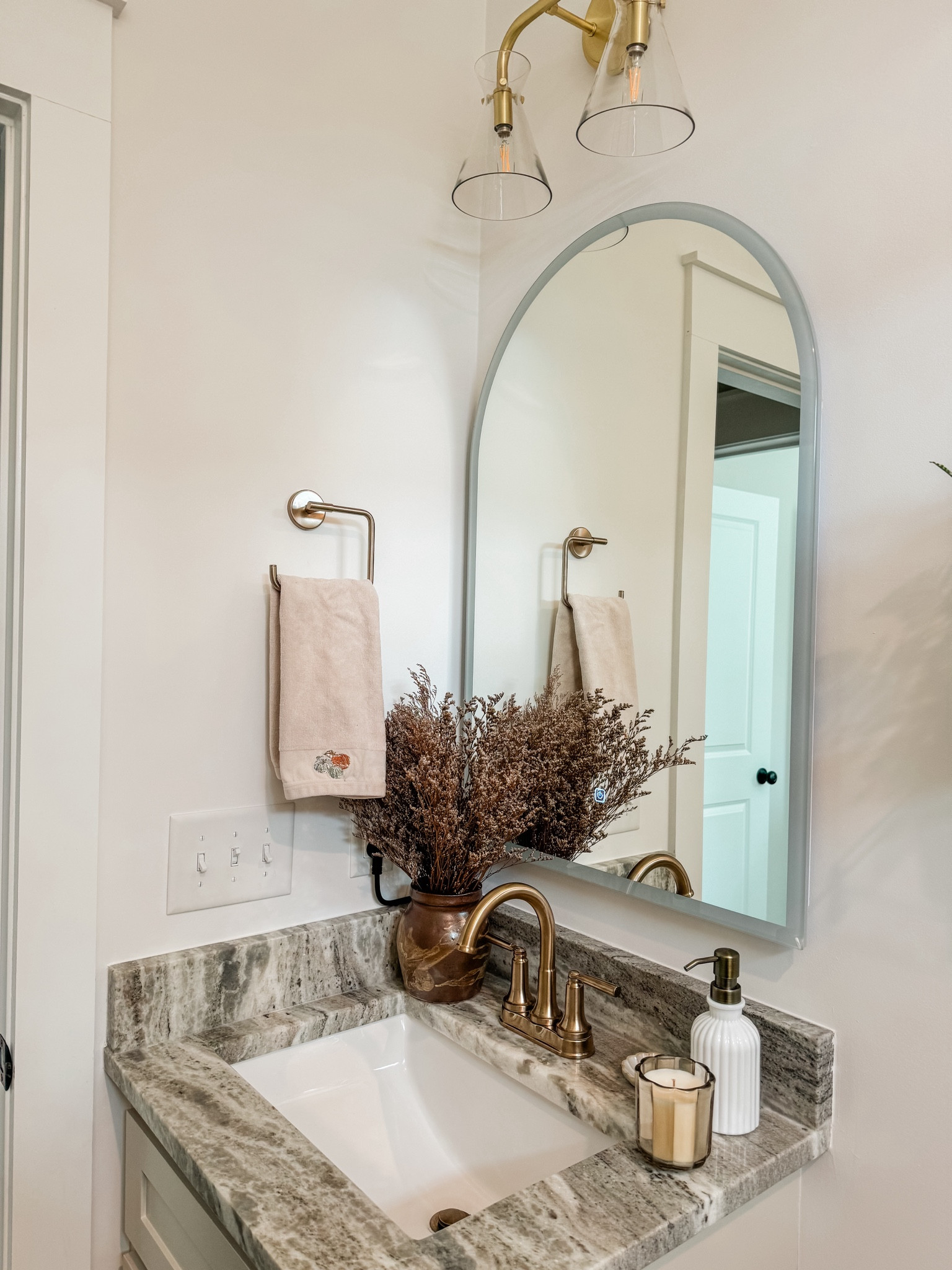 Fall Bathroom Decor 

Bathroom hardware, bathroom decor, antique bronze hardware, cabinet pulls, moody bathroom


#LTKSeasonal #LTKHome #LTKStyleTip