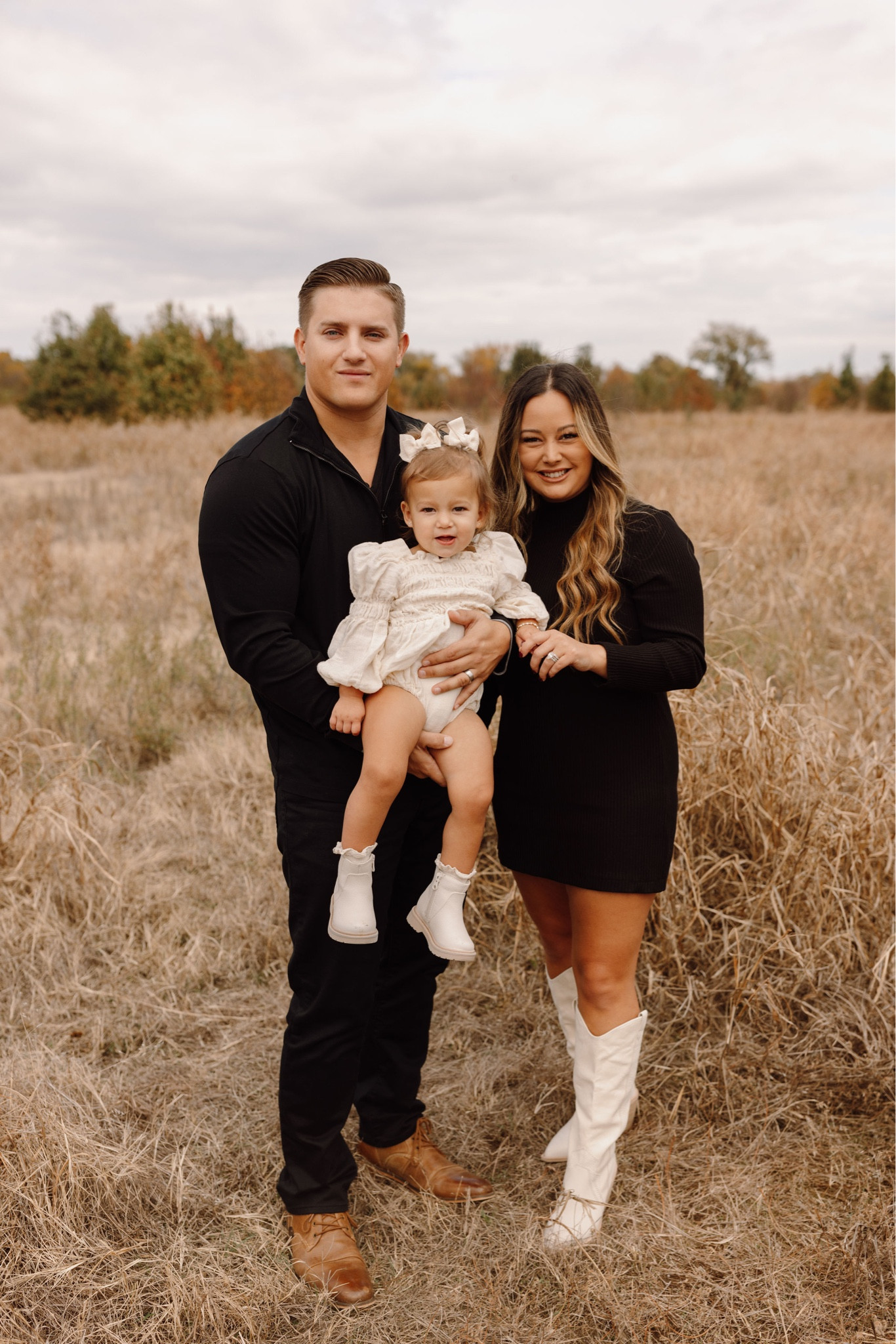 family pictures outfit // Christmas card // family photos 


#LTKHoliday #LTKfamily #LTKSeasonal