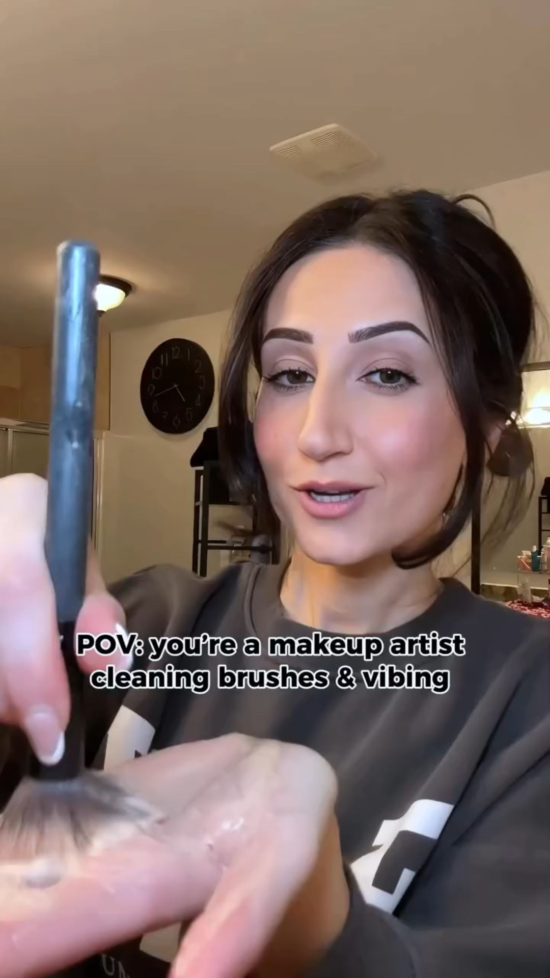 Would you take me to karaoke or nah? 😅🎤 Thursdays are for cleaning makeup brushes & prepping for a busy weekend ahead!💄#mualife #makeupartistlife #behindthescenes #ottawamua #makeupartist