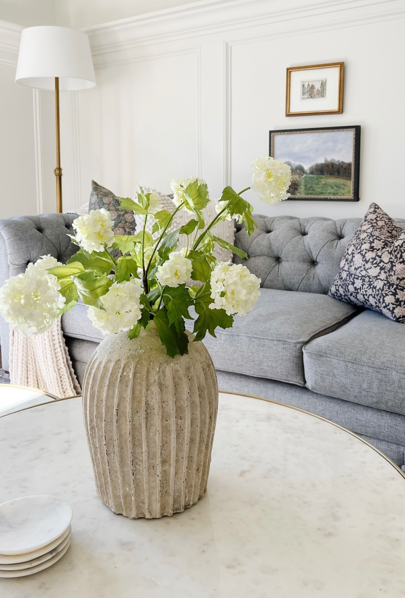 These beautiful snowball faux stems are so realistic looking. They look like they were cut from the garden. Love adding touches of spring now that it is March. (15% off) @afloral #afloralpartner #afloral #LuxeFaux 