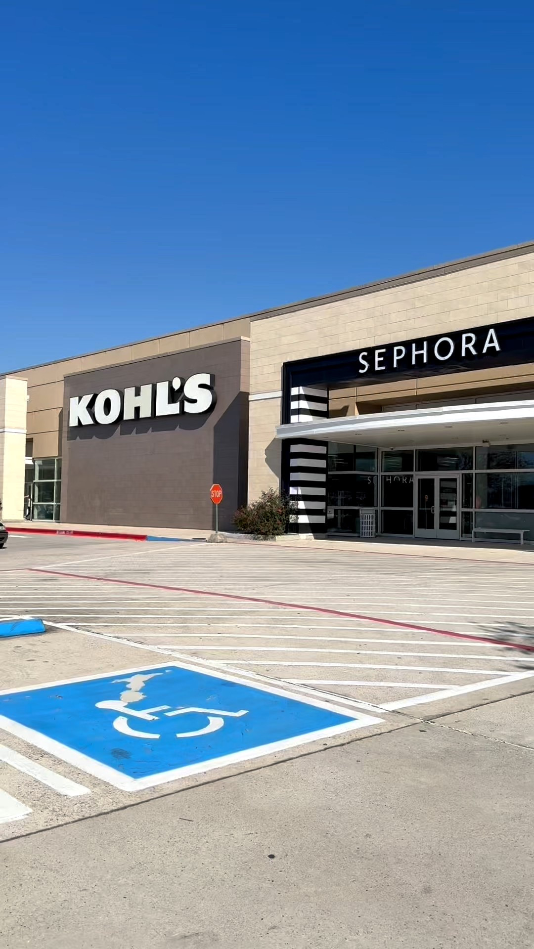 Today’s little treat-yourself moment with the Sephora in Kohls:
🛍️ Summer Fridays gift set
🛍️ tarte tubing mascara
🛍️ Living Proof dry shampoo
The gift sets were so good and actually worth it 👏
Everything is linked below 💕 #kohls #sephora


#LTKHoliday #LTKGiftGuide #LTKBeauty