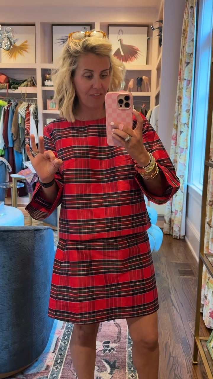 Are you kidding me Belk?!? I’m obsessed with their new holiday collection!
Top - small
Skirt - 4