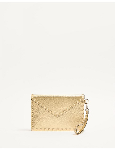 ROCKSTUD MEDIUM FLAT POUCH IN LAMINATED GRAINY CALFSKIN | David Jones (Australia & New Zealand)