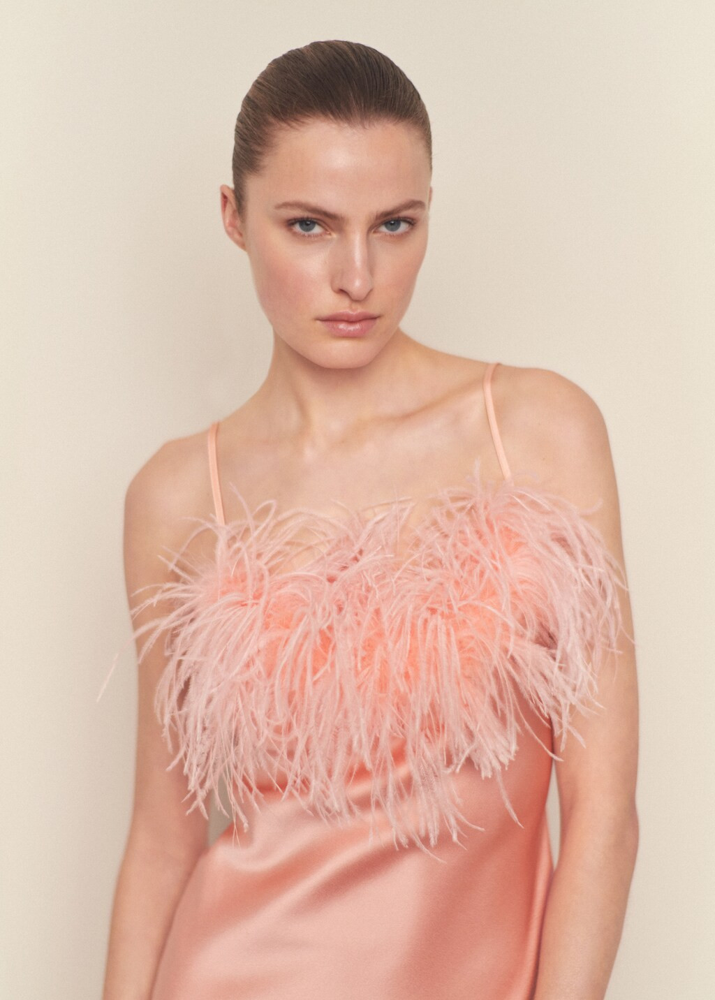 Satiniertes Kleidi mit Federdetail | MANGO (DE)