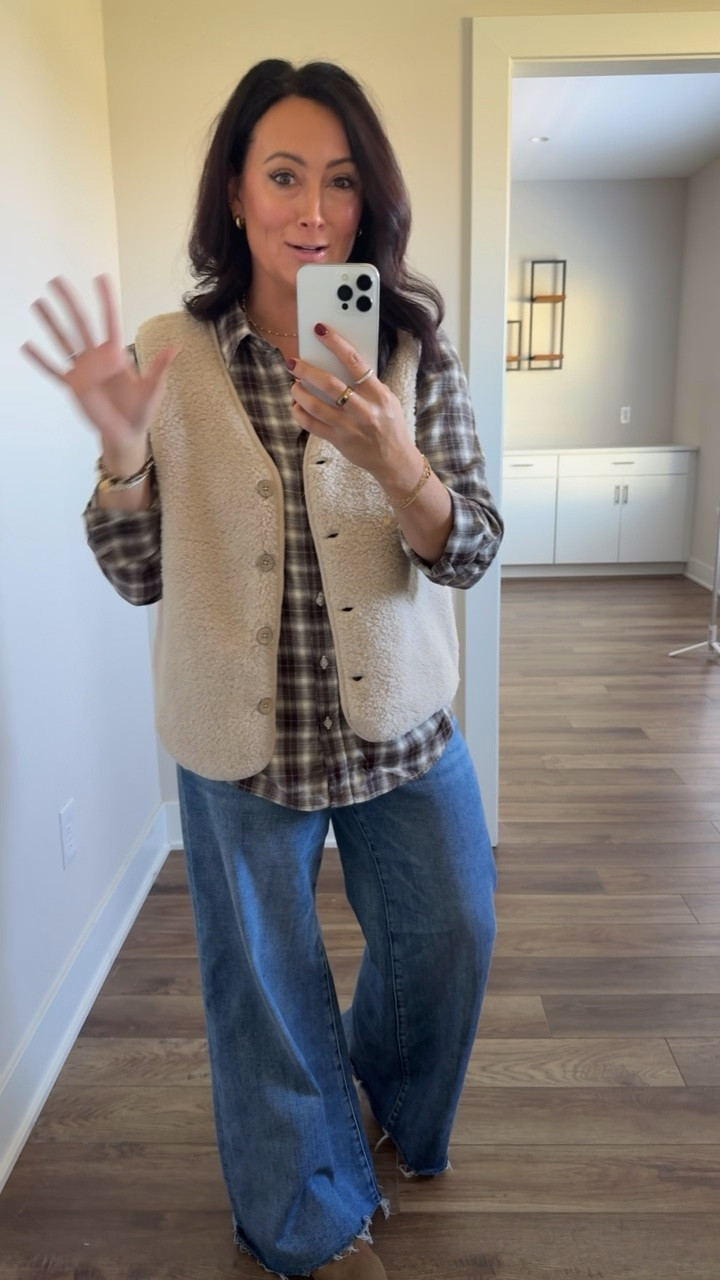 Wow I love this sherpa vest!! Feels really high end. I’m wearing size medium. Get it for 40% off!