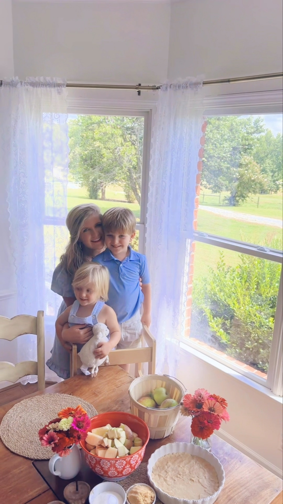 Is there anything better 🥰 than a Sunday afternoon on the farm whipping up 🥣 an apple 🍎 pie 🥧 (with apples 🍏 you just picked 🧺 from the orchard !! 🌳) with your babies?! 👶🏼