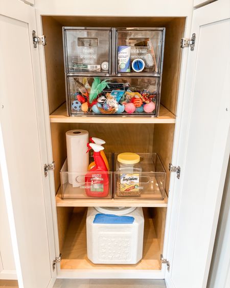 Organizing your pets' stuff is the same as organizing your kids' stuff - just create zones, use the right containers, and add labels. We love this mudroom cabinet dedicated to clear drawers and bins for all the things your furry friends need! 🐶🐱