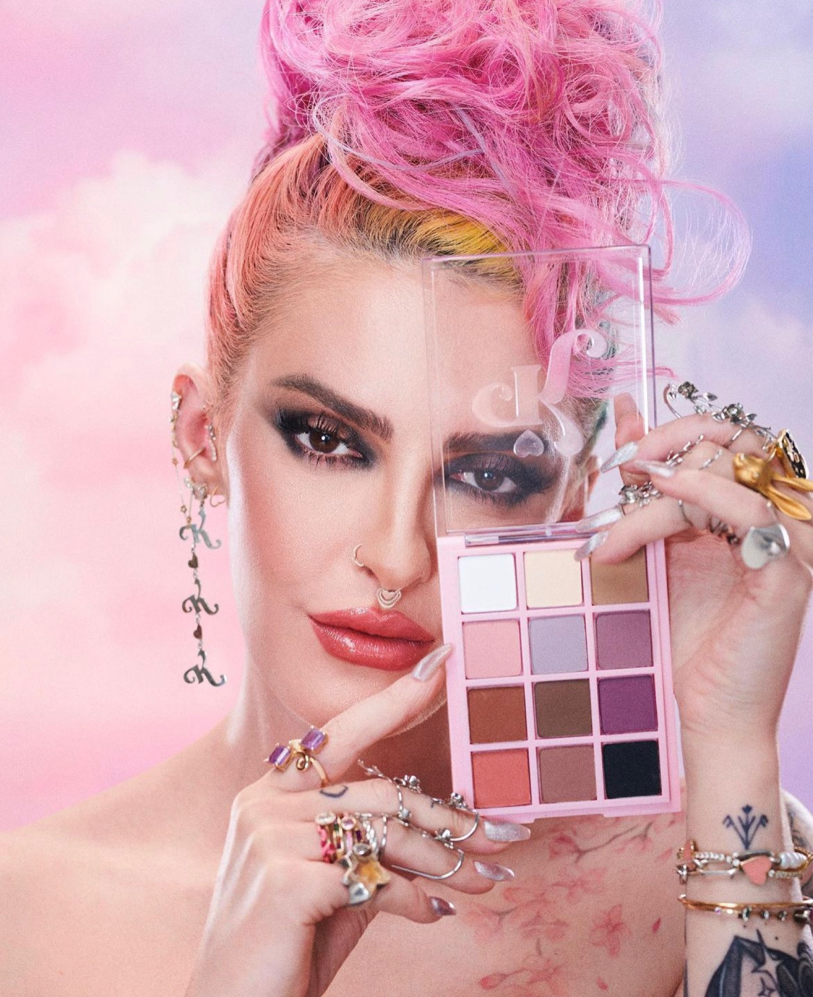 A Paleta Gênese tem a fórmula composta por pigmentos ultra micronizados, que atribuem alta cobertura, facilidade para um esfumado sem manchas, fácil construção de camadas, alta durabilidade e fixação. As cores são versáteis para a construção da sombra do início até a finalização.



#LTKbrasil #LTKbeauty