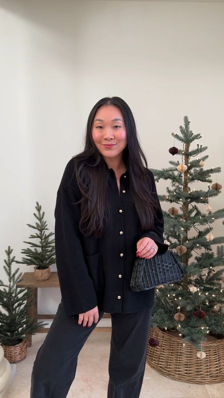A casual all black holiday look 

#LTKstyletip #LTKitbag #LTKHoliday