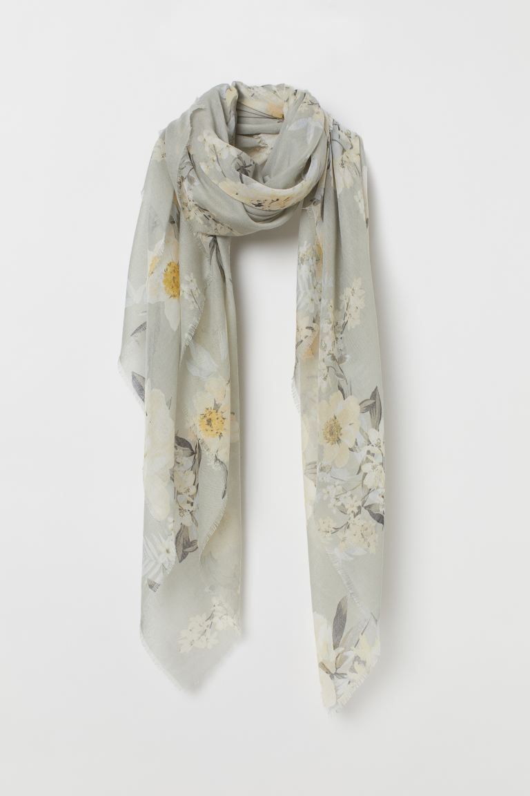 Scarf in airy, woven fabric with fringe at sides. | H&M (US + CA)