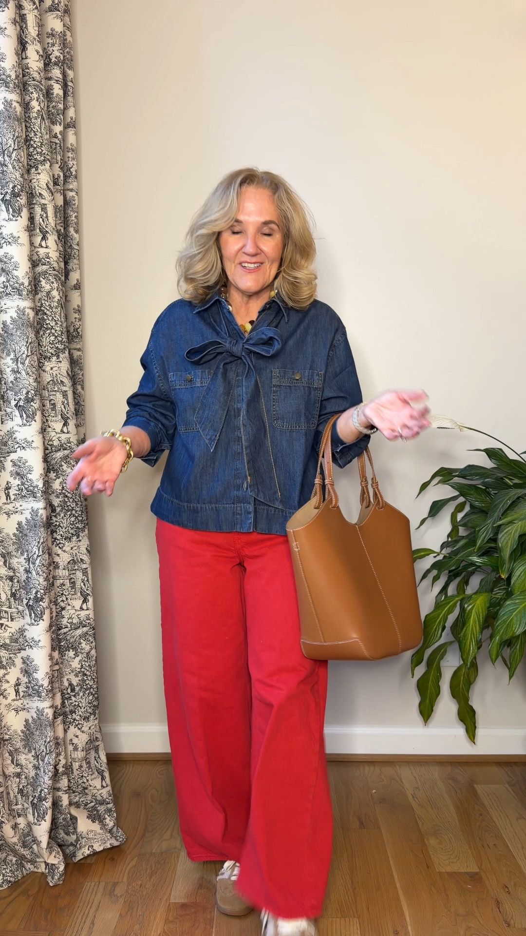 Top medium petite tie is removable 
Jeans 29 short