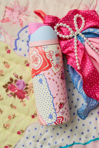 Owala UO Exclusive Hankies Print FreeSip 32 oz Water Bottle | Urban Outfitters (US and RoW)