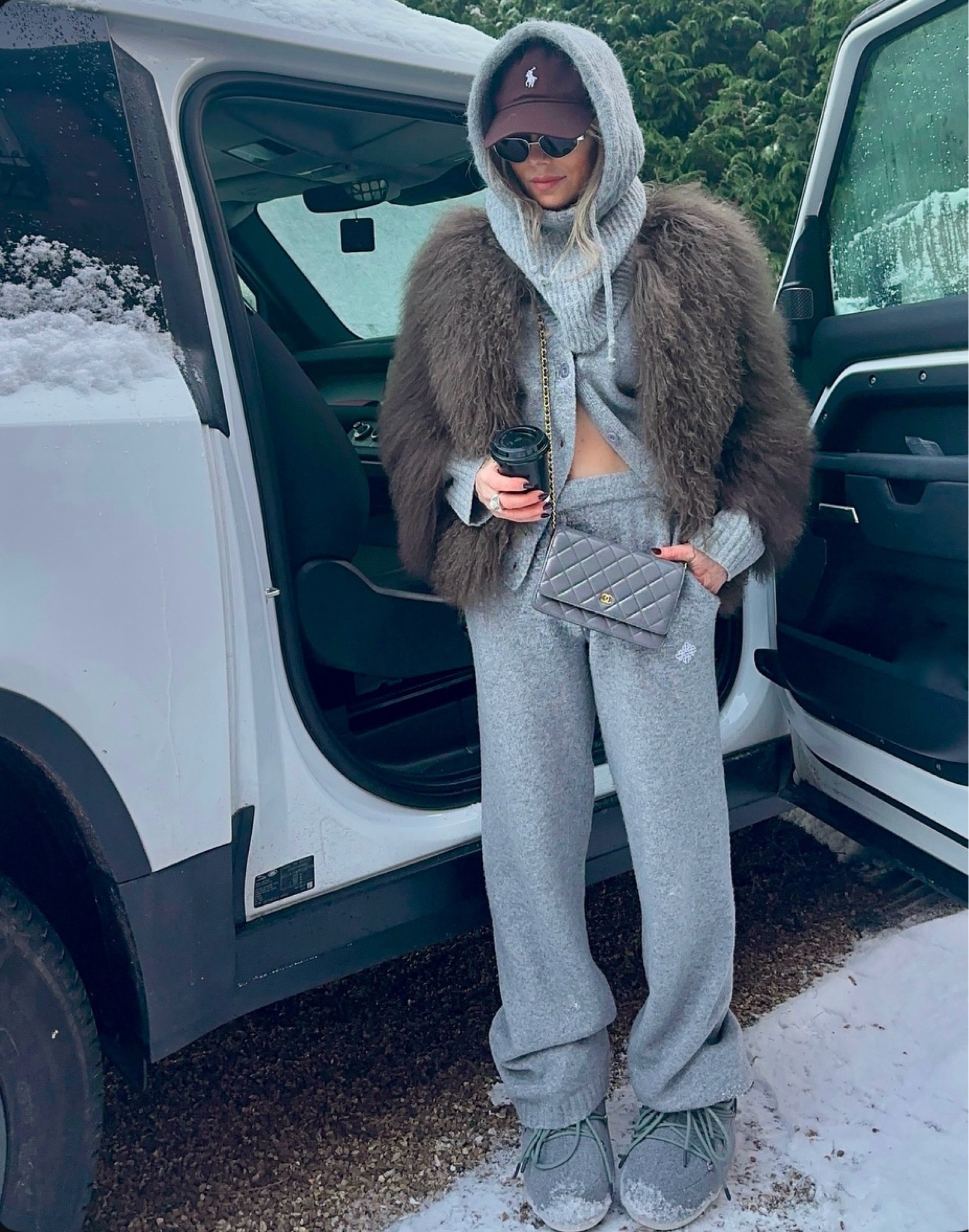 Snow look 🩶🤎 #winterstyle #winterlook #moonboots #outfitideas #fauxfur #winteroutfit 