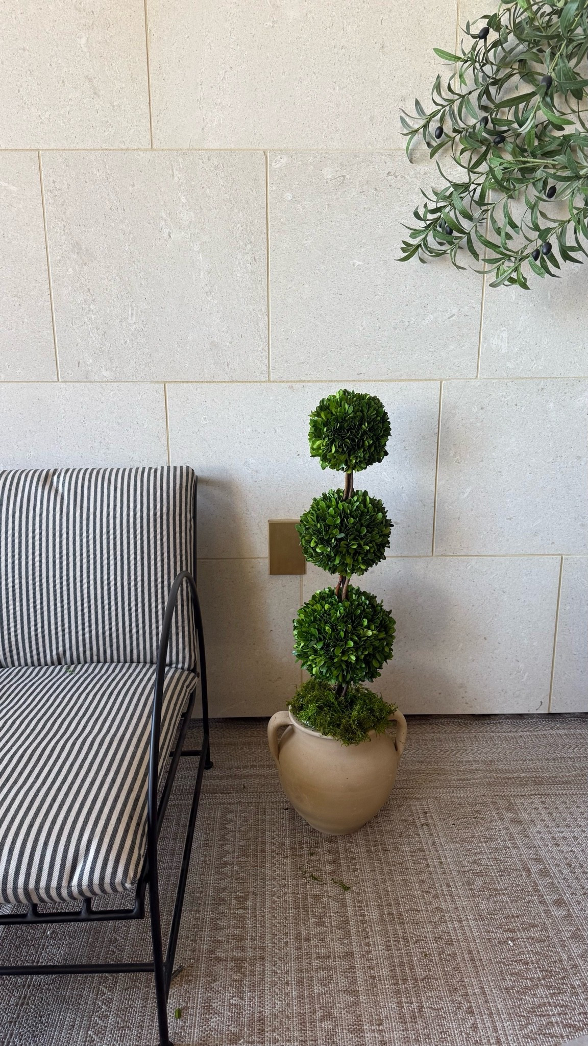 Small box topiary.

The pot is E.LEO decor linked in my IG bio