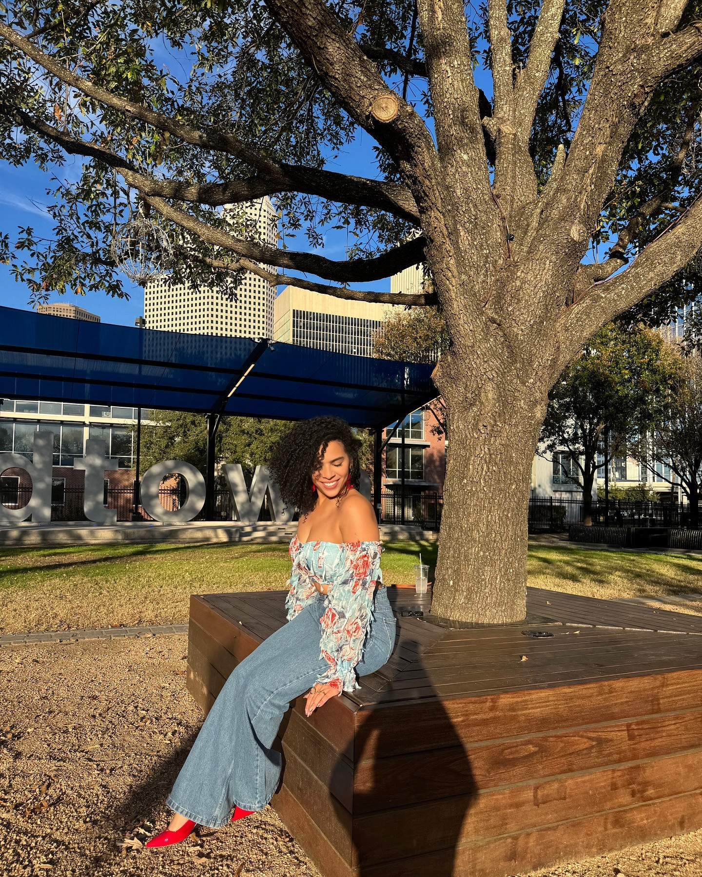 Soft heart, sharp mind, and a fire that never dims.✨ 
Tested but unbreakable, kind but no fool. Watch me lead, love, and turn every challenge into power 😏 

Also, watch me run out of patience waiting for @instagram to let me post more than 10 pics. Tell me in the comments your favorite one! 🤩

#curlyhair #loving #selflove