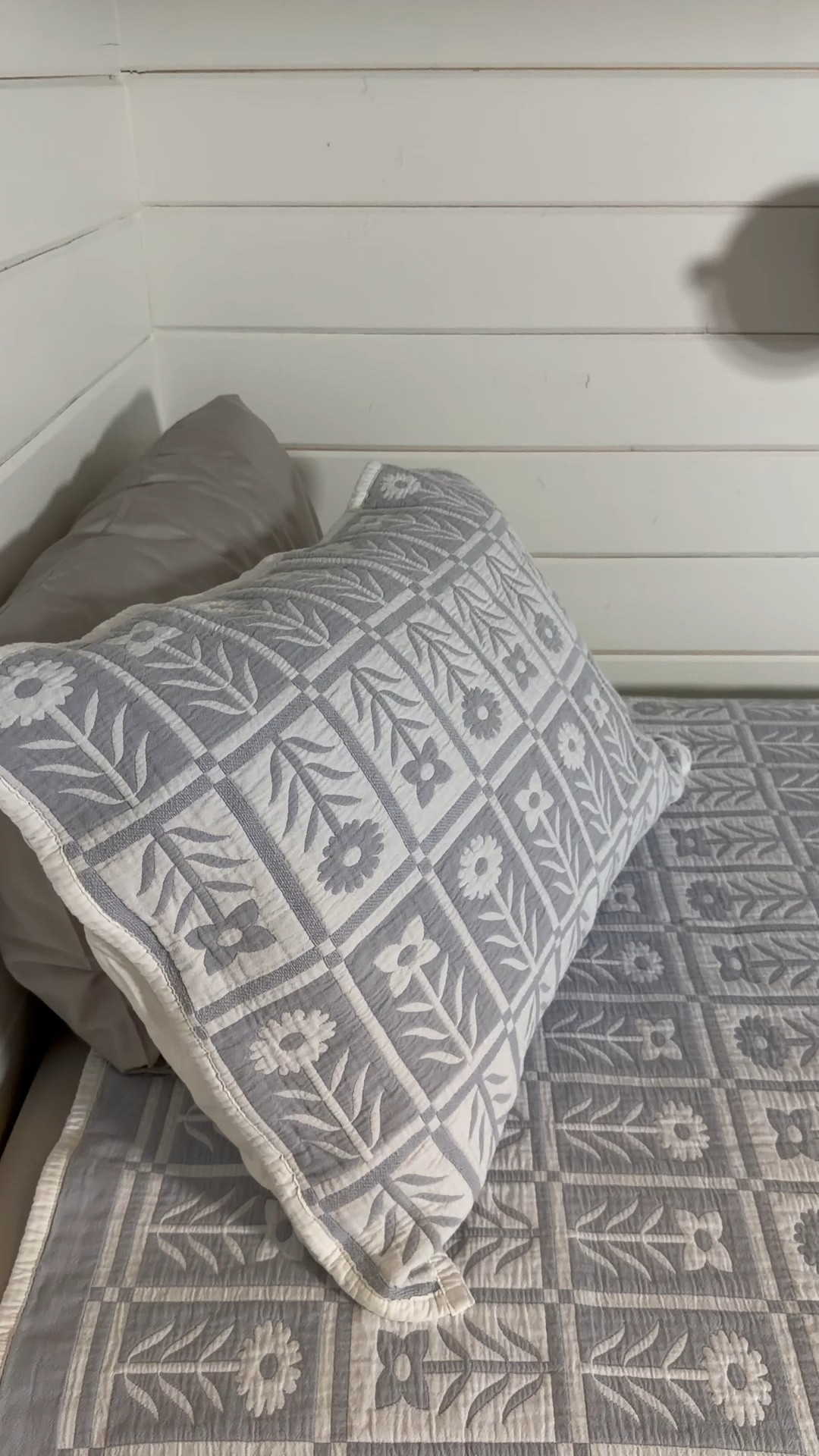 If we find 100% organic sheets at a reasonable price, you better believe we are sharing.  Your body is on sheets for a long part of the day and if we can make them healthier for us, we do it!  This Scandinavian-inspired print is so pretty and 100% organic too! 

#quincepartner
@quince