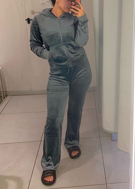 Must have velvet track suits from H&M 💕 

Hm
Track suit
Two piece sets
Sweat suits
Velour
Y2K fashion 
Everyday style
Casual fashion
Fall must haves 