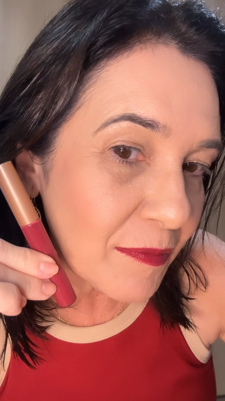 KISS ME BATOM LÍQUIDO
24 HORAS DE HIDRATAÇÃO
efeito SEMI MATTE
KISS ME BATOM
LÍQUIDO ROSA PARIS,
5,2 ml
R$ 29,99
R$ 24,99
16% DE DESCONTO
• Alta cobertura
• Não craquela
• 6 horas sem borrar                              #squadeuamomake#influsdabelezagb

#LTKbrasil