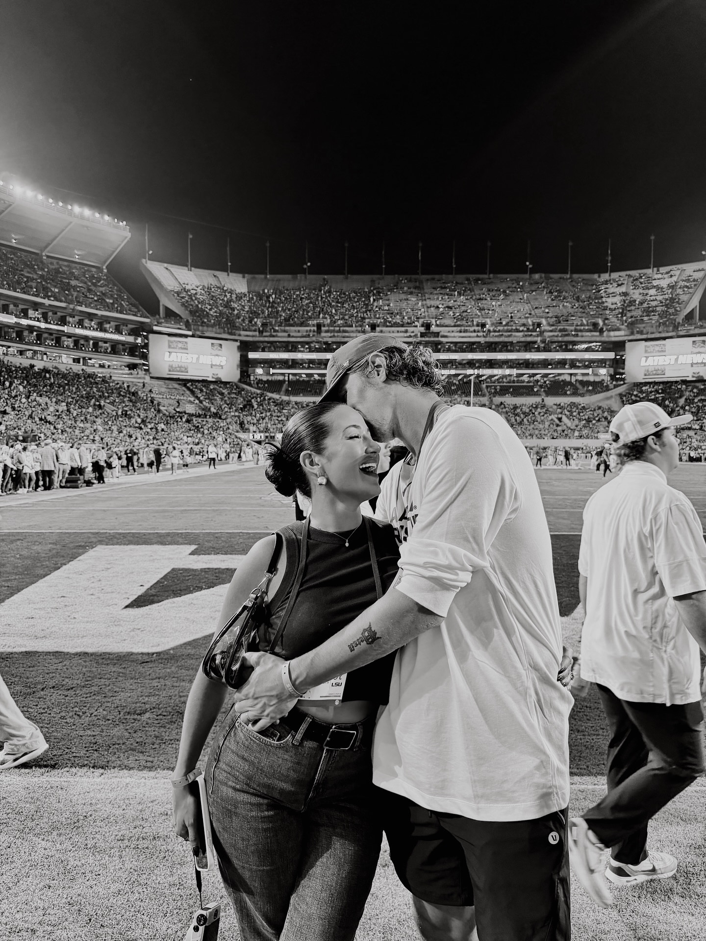 roll tide ♥️🐘

Tank: Size M
Jeans: 6 Tall
Sweatshirt: XL