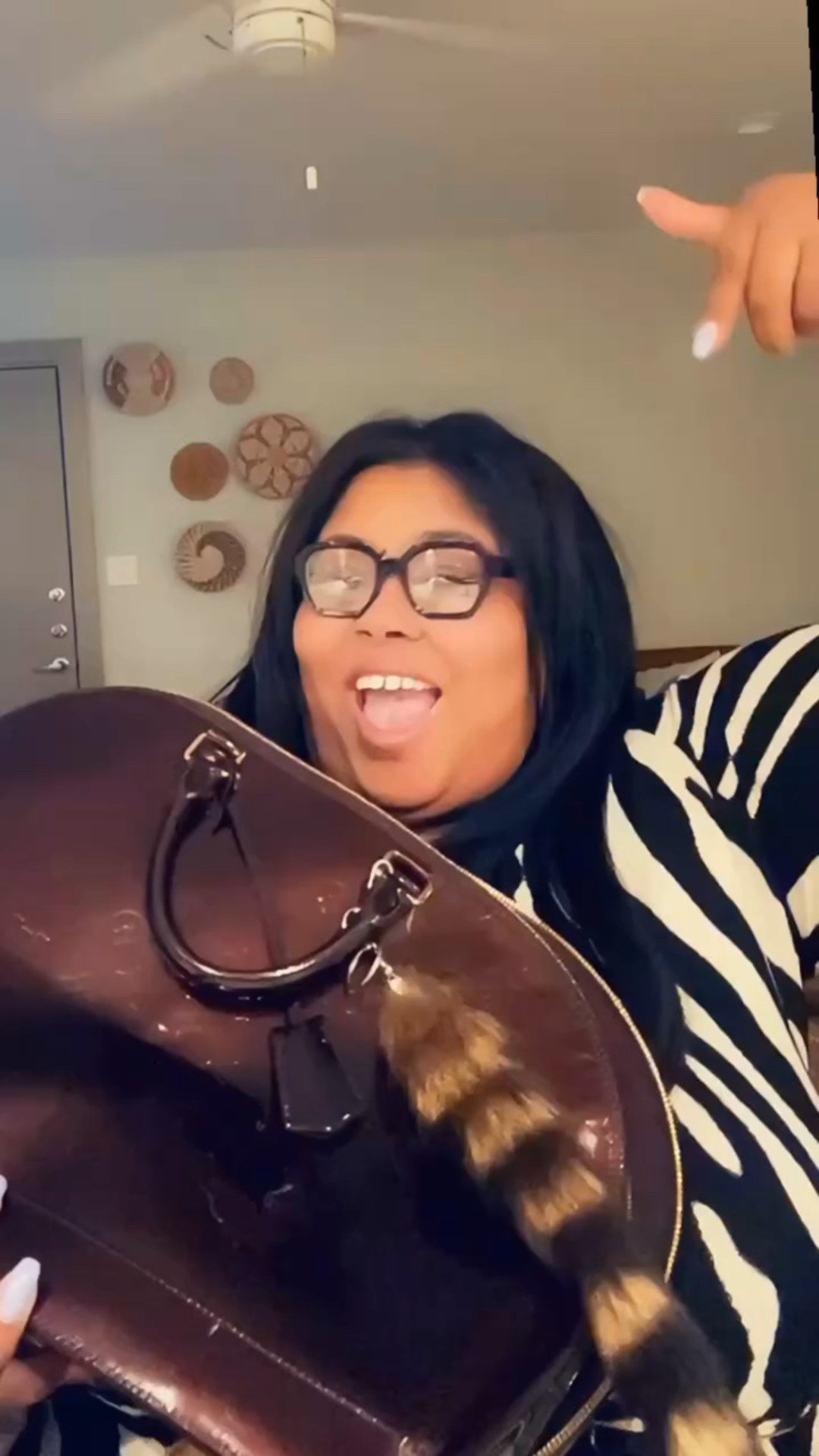 Unbox my new @louisvuitton #almabag via @therealreal 👜📦🛍️