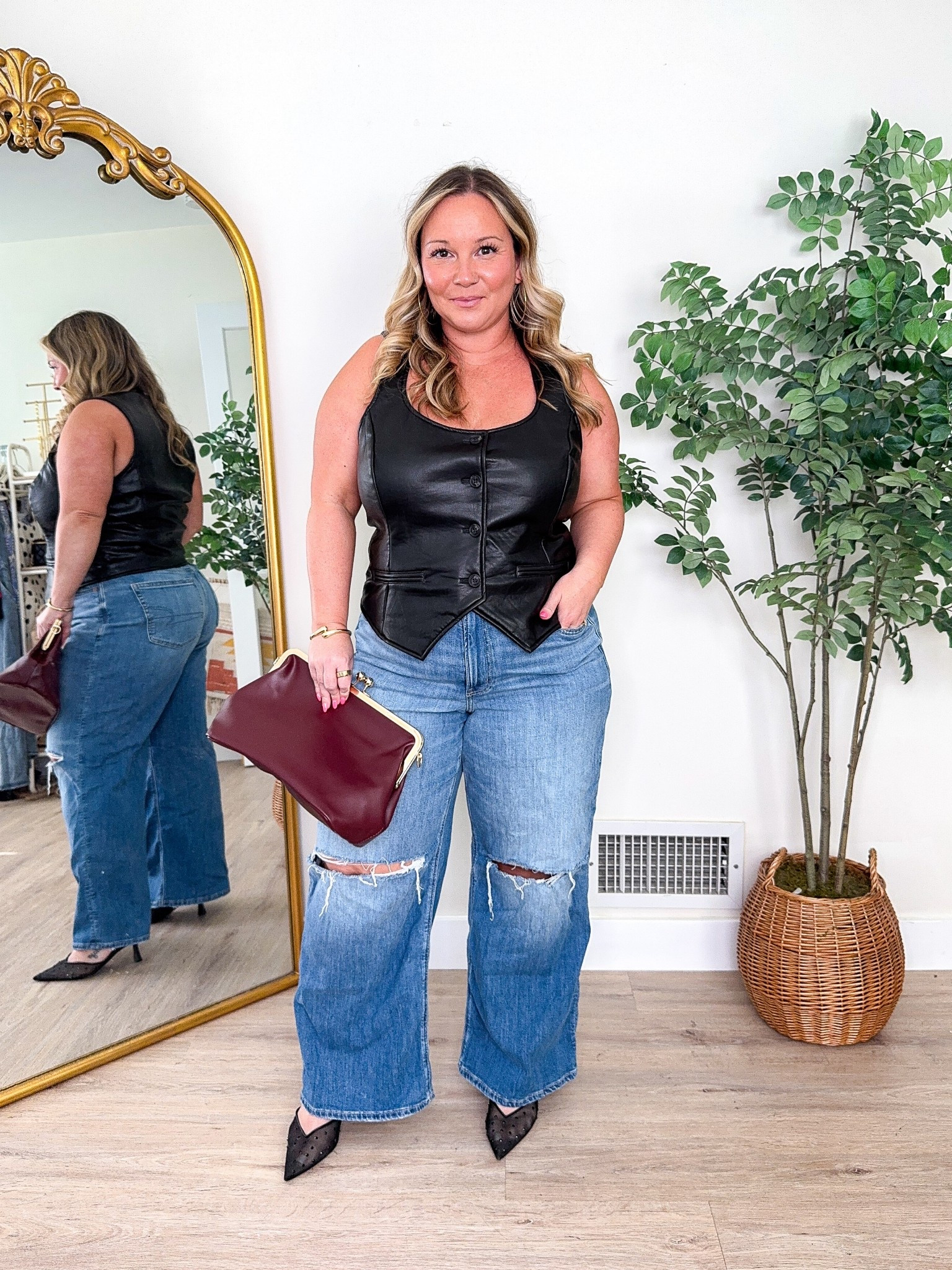 Midsize pre fall outfit 
Faux leather vest size XL 
Jeans size 14 SHORT 

Petite style, fall outfit, American Eagle, Amazon bag, Amazon finds, fall fashion, fall style, fall trends, NYFW, date night outfit 

#LTKMidsize #LTKSeasonal #LTKPetite