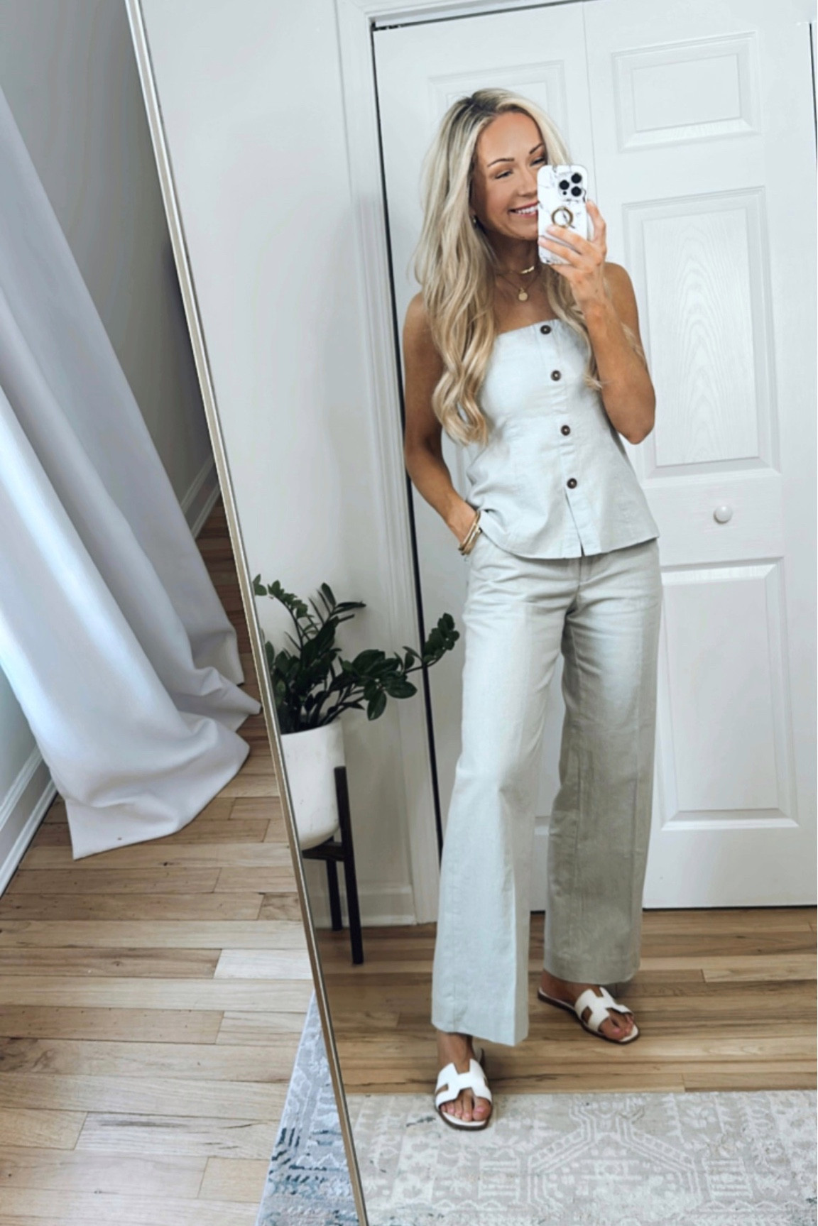 Love a good matching set moment!😍 This is such a chic (and comfortable!) spring outfit! Also could be worn for vacation! Sizing info:
-Top: I sized up one size, wearing a medium
-Linen-blend pants: Run TTS, wearing a small 
The top and pants also come in other colors/prints!