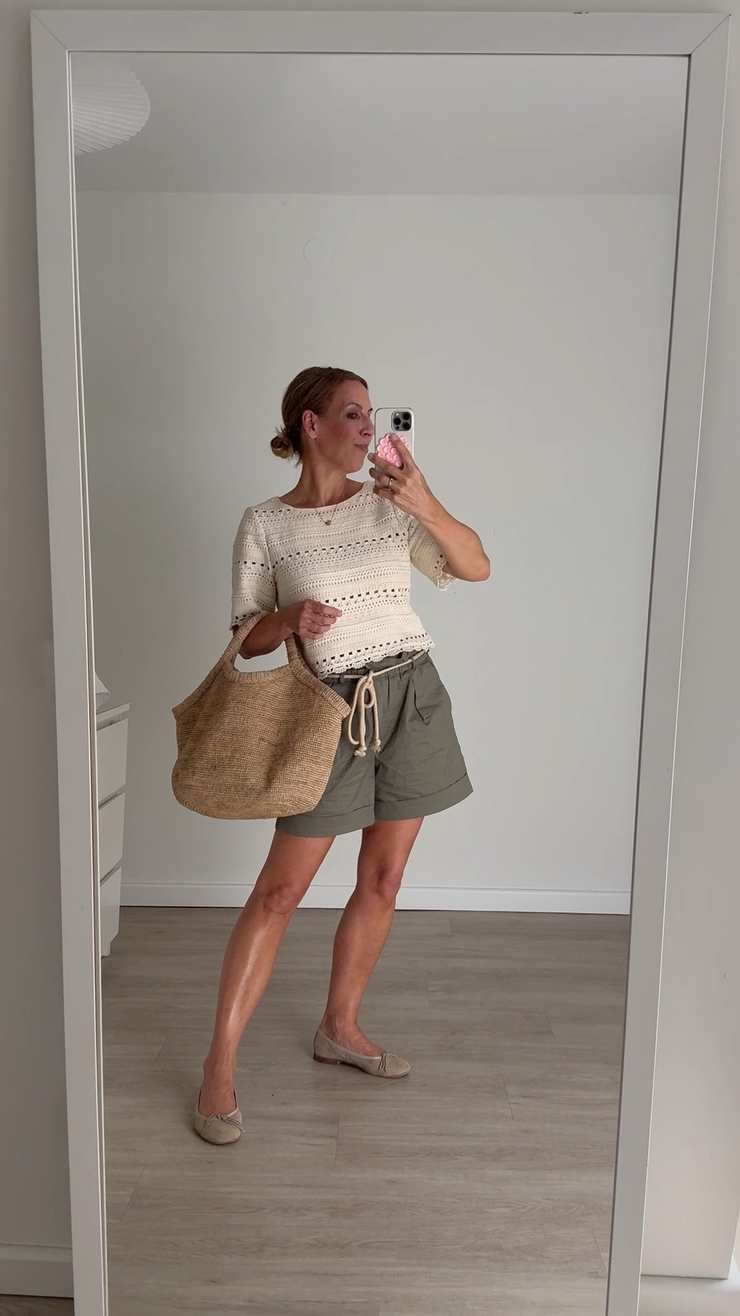 Khaki Shorts & Häkeltop
Zu Nenas Ballerinas (15% mit "Alex15")