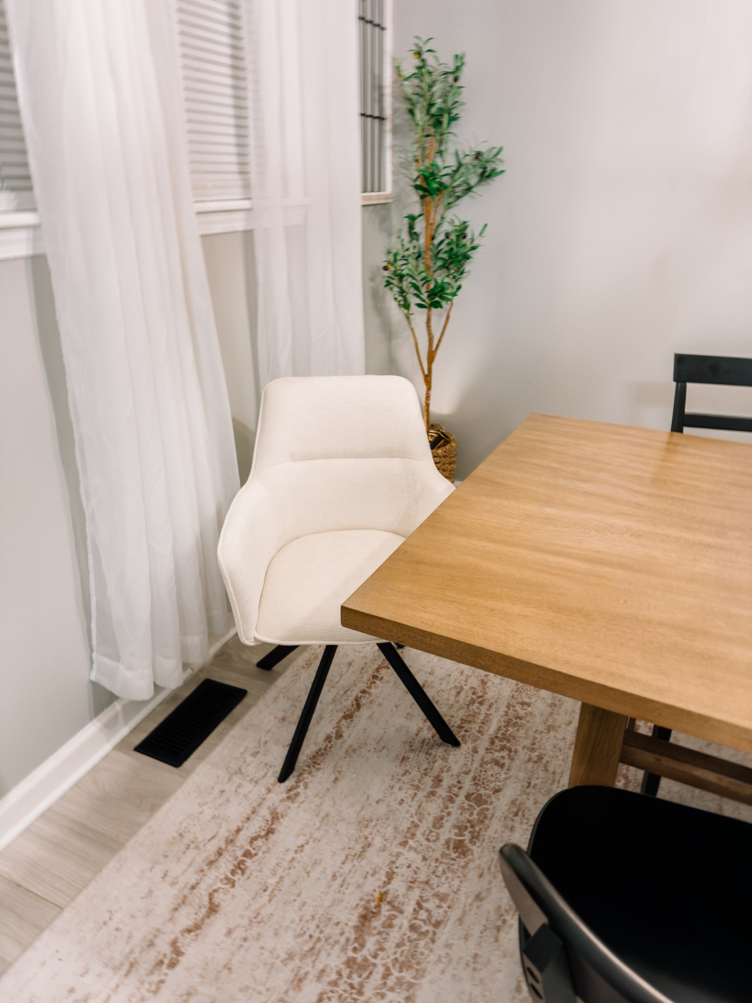 Stylish modern dining room chairs 

Cream chairs, neutral style, home decor, area rug

#LTKHome