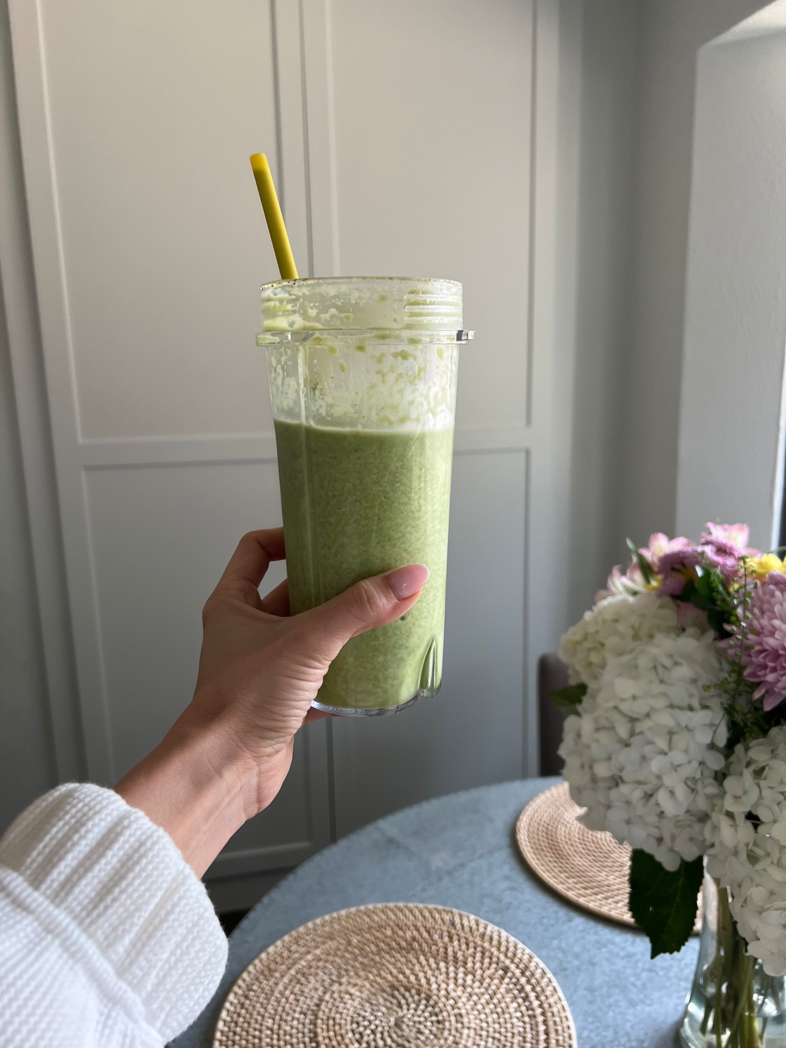 Today’s high protein cinnamon vanilla smoothie💚 1/2 frozen banana, 1/2 c water (or milk of choice), handful baby spinach, 1 scoop protein (I used just ingredients, other favorites linked too), 1 tbsp almond butter, 1 scoop creatine, sprinkle of cinnamon, 4-5 ice cubes. 

#LTKActive #LTKFindsUnder50 #LTKOver40
