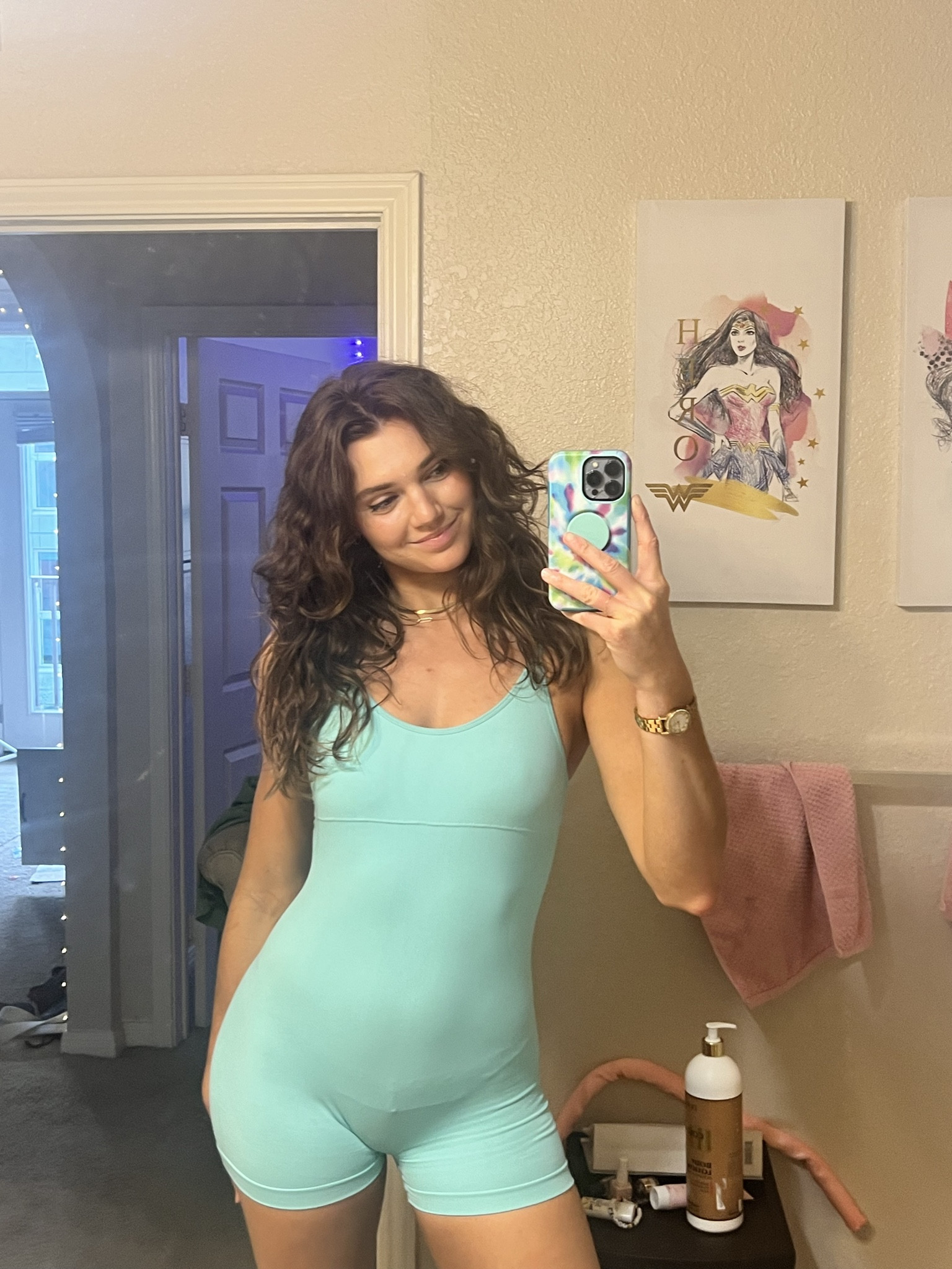 My fav errands romper! Literally fits like a glove!! Wearing size medium for reference 