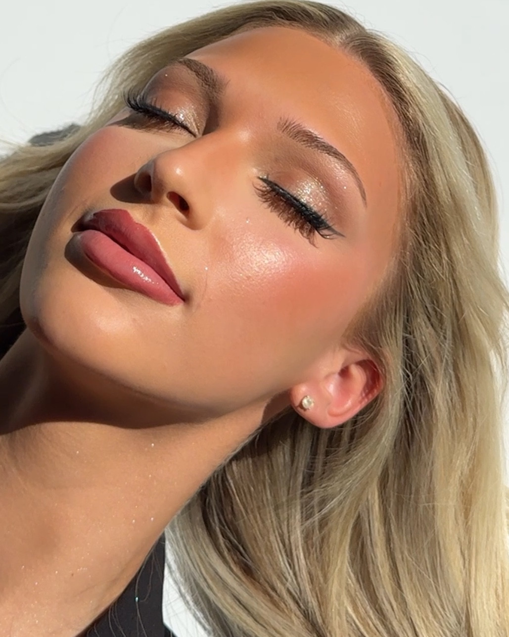 Shop my top artistry products favorites for glitter reflex on the eyes, face, and body! 