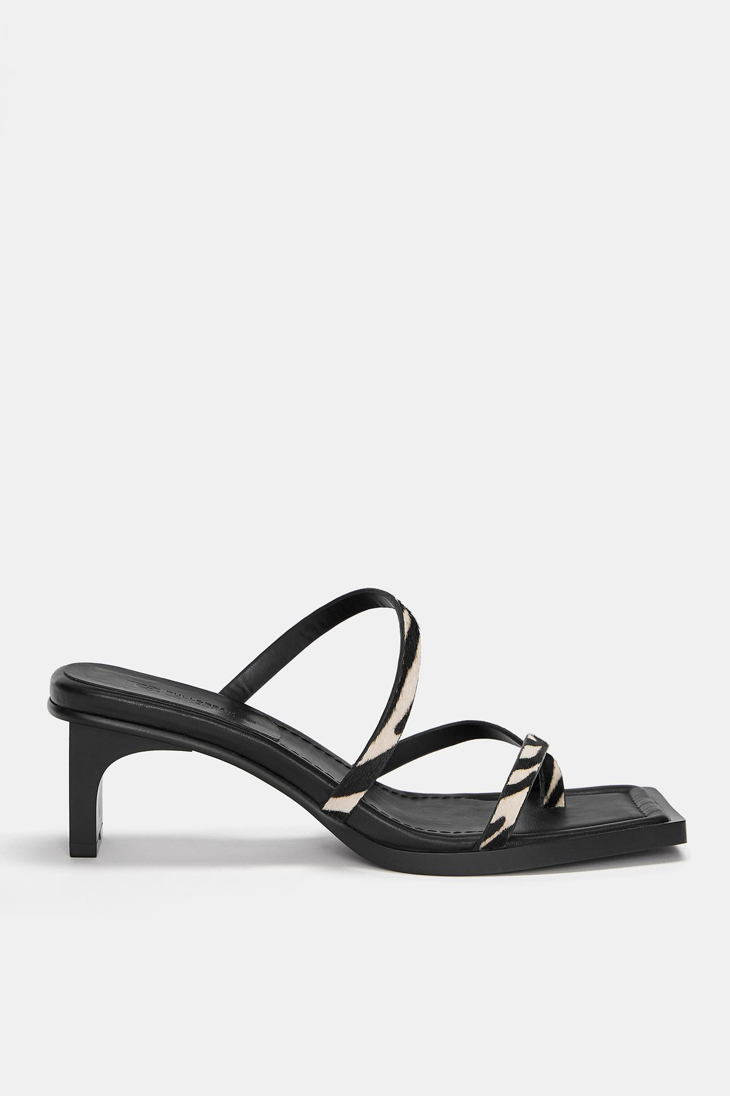 Absatzsandalen aus Leder mit Animalprint | PULL and BEAR DE