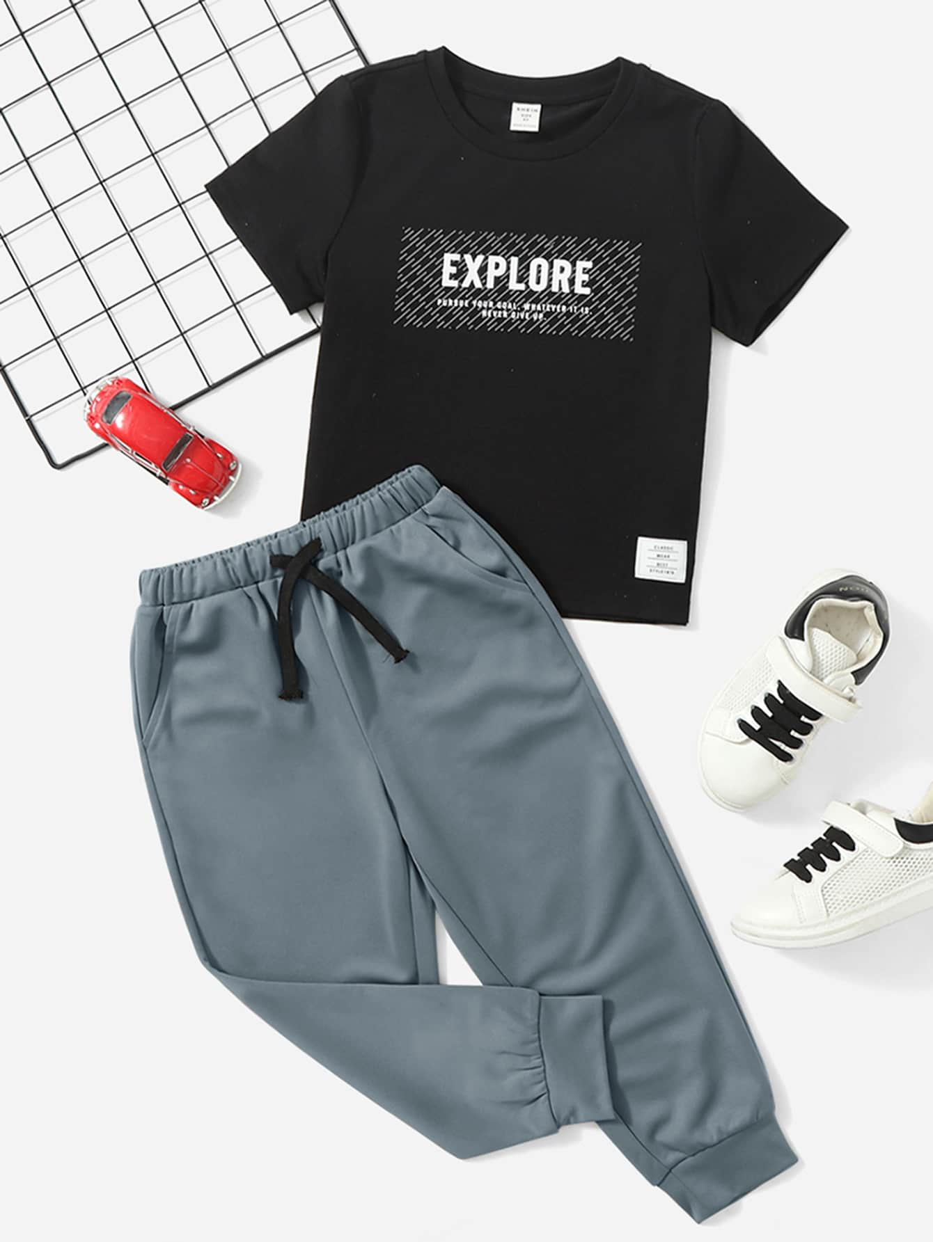 SHEIN Toddler Boys Slogan Graphic Patched Detail Tee & Drawstring Waist Pants | SHEIN