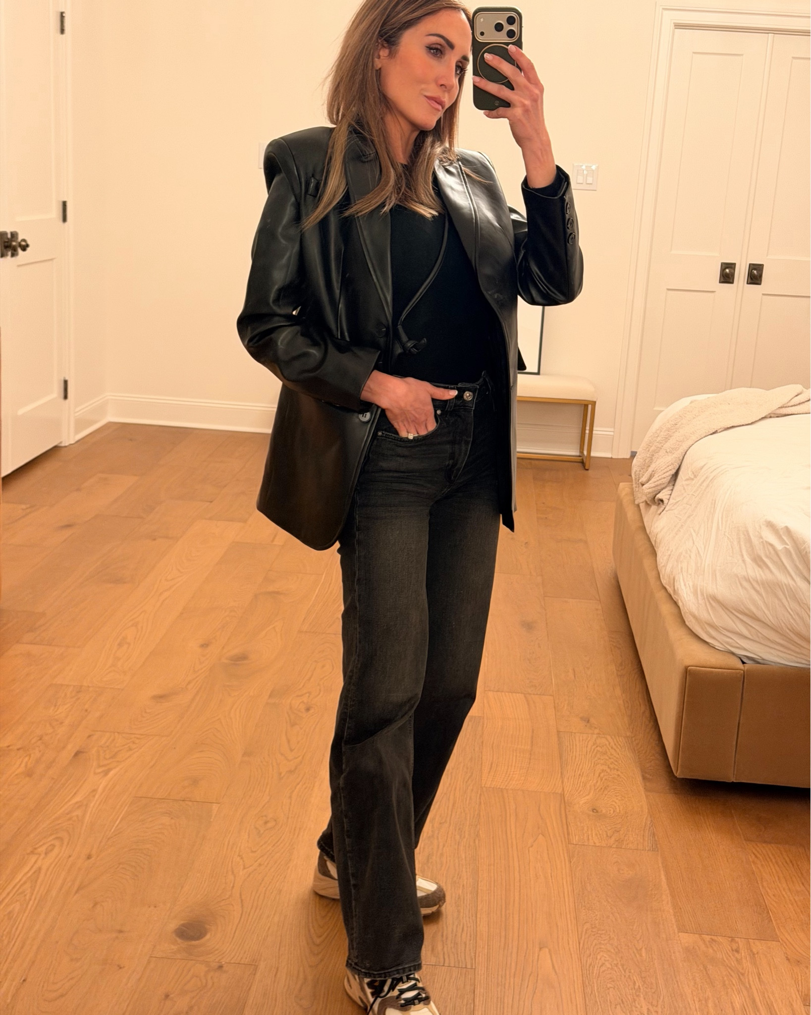 Feeling this Commense faux leather blazer! Perfect weekend look or mom on-the-go fit ✨
CODE: thechelseastandard_12


#LTKFindsUnder100 #LTKSeasonal #LTKootd