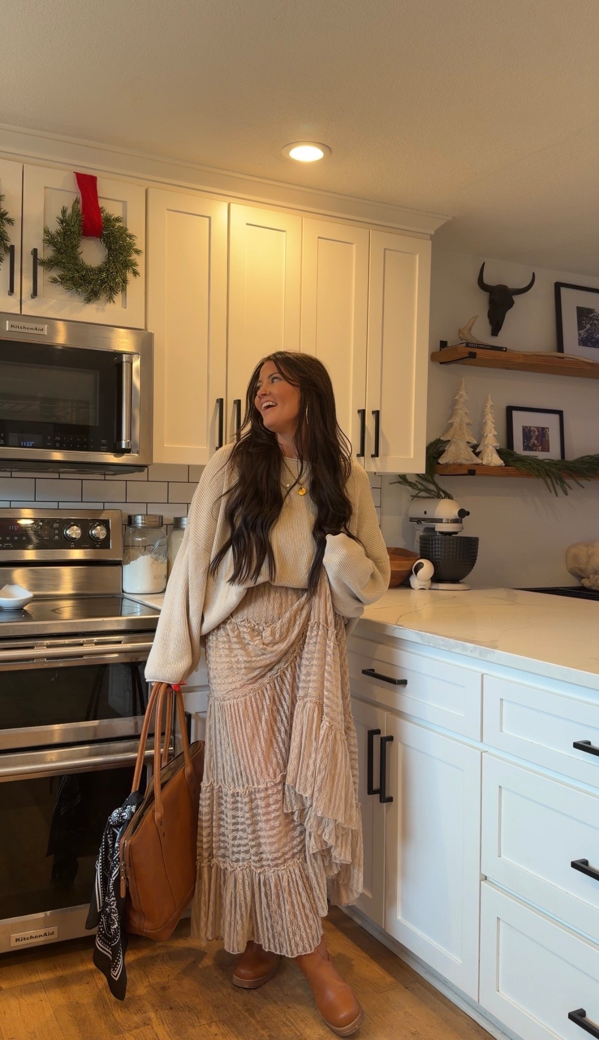 The perfect blend of cute and cozy Thanksgiving look 😍
.
.
.
.
