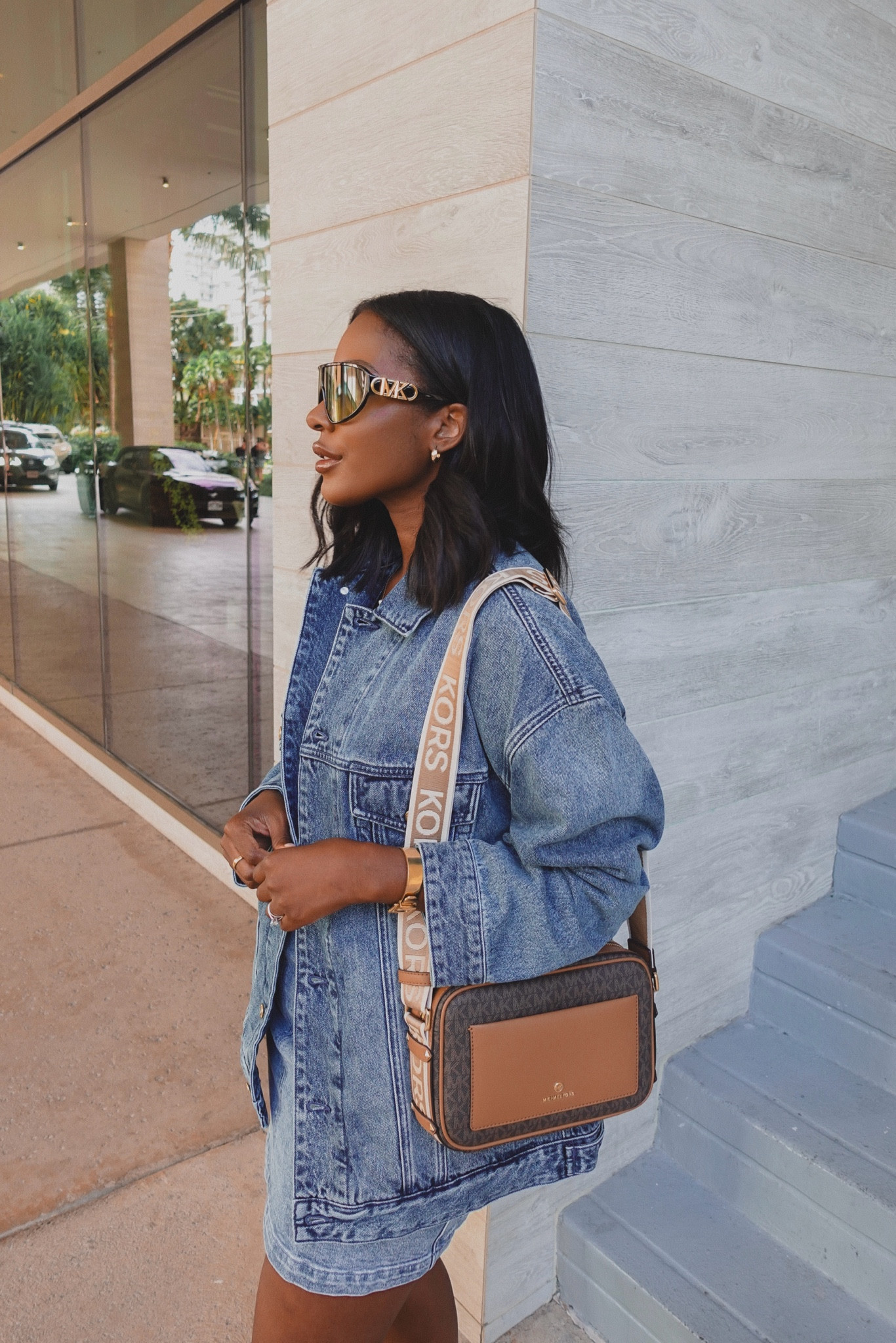 we love a Canadian tuxedo! Paired the Maeve bag with these @michaelkors denim staples, they’re so so good 😍 #michaelkors mkpartner