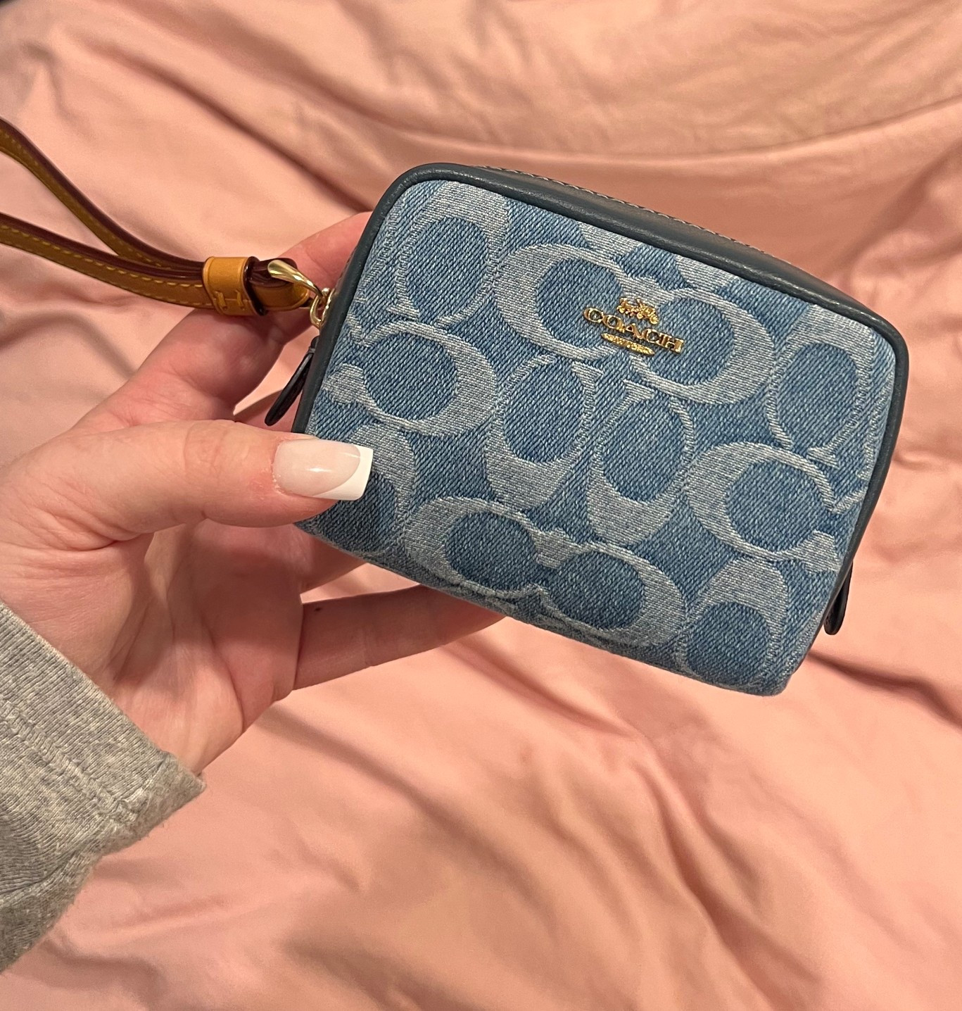 coach pouch wristlet 

#LTKgrwm #LTKootd #LTKBeauty