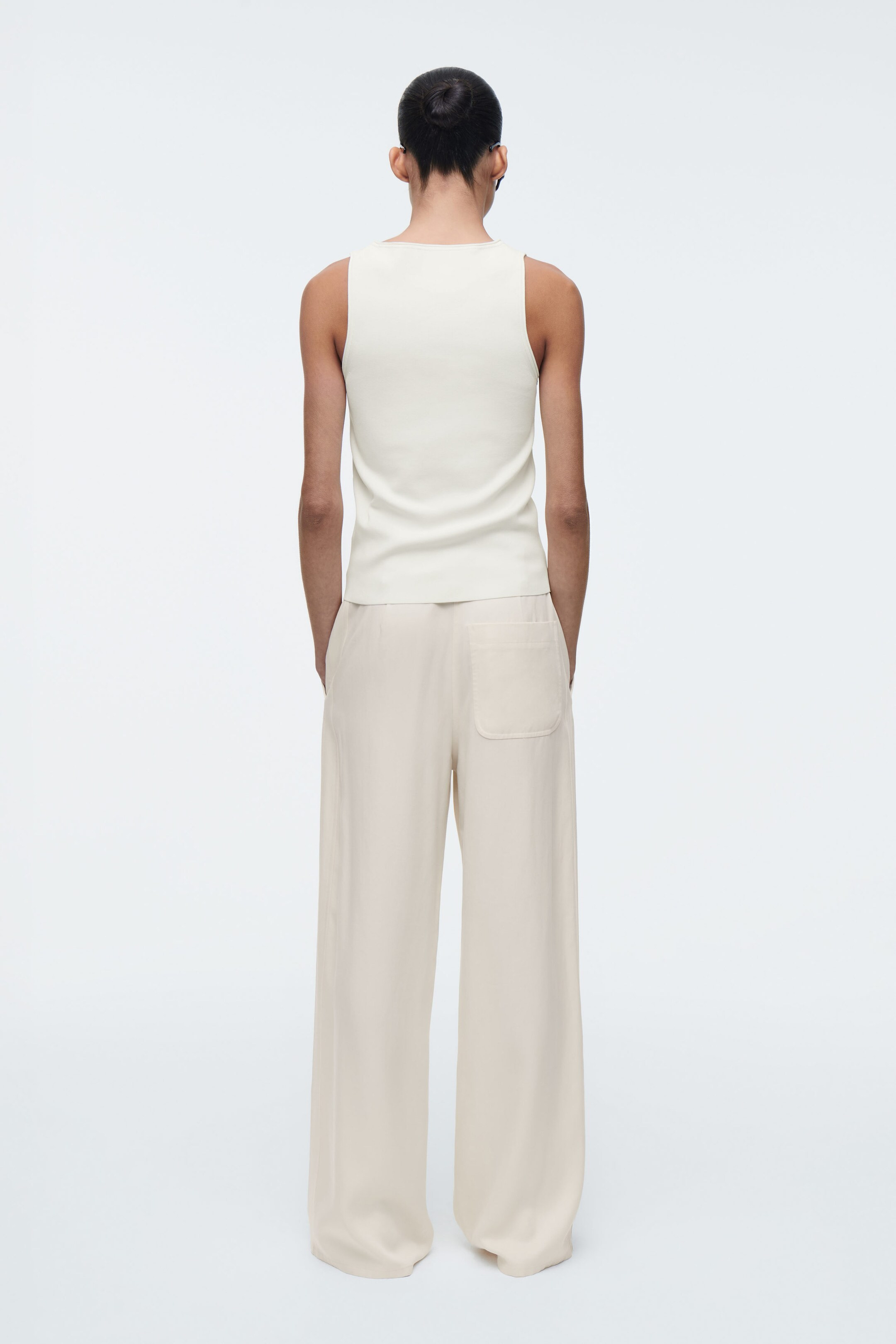 STRICK-TANKTOP MIT RÖHRENFÖRMIGEN BESÄTZEN - ELFENBEIN | COS (EU)