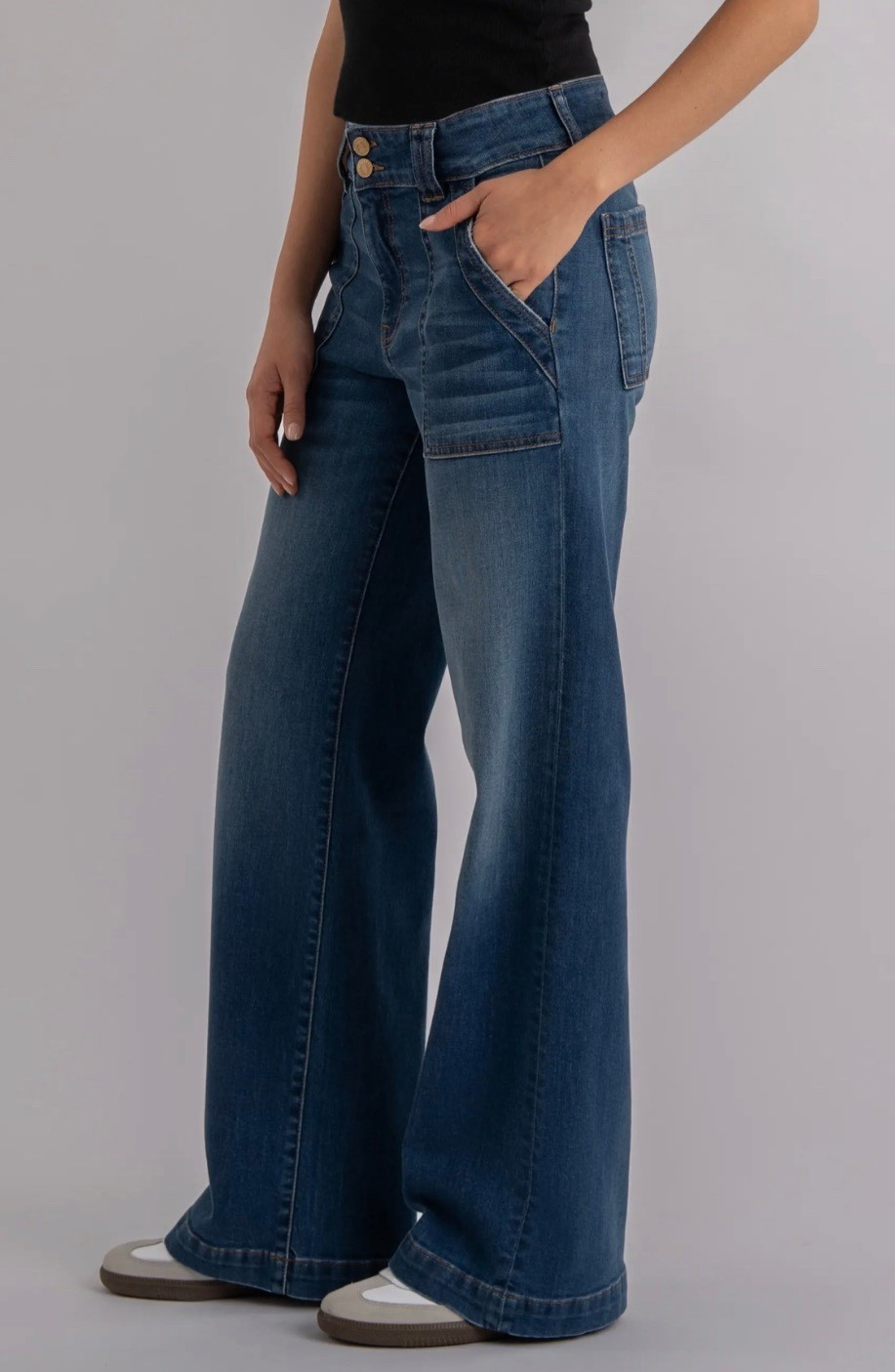 Utility pockets bring a retro look to these stretchy, full-length wide-leg jeans that refresh everyday outfits.

Jeans 
90s style jeans 