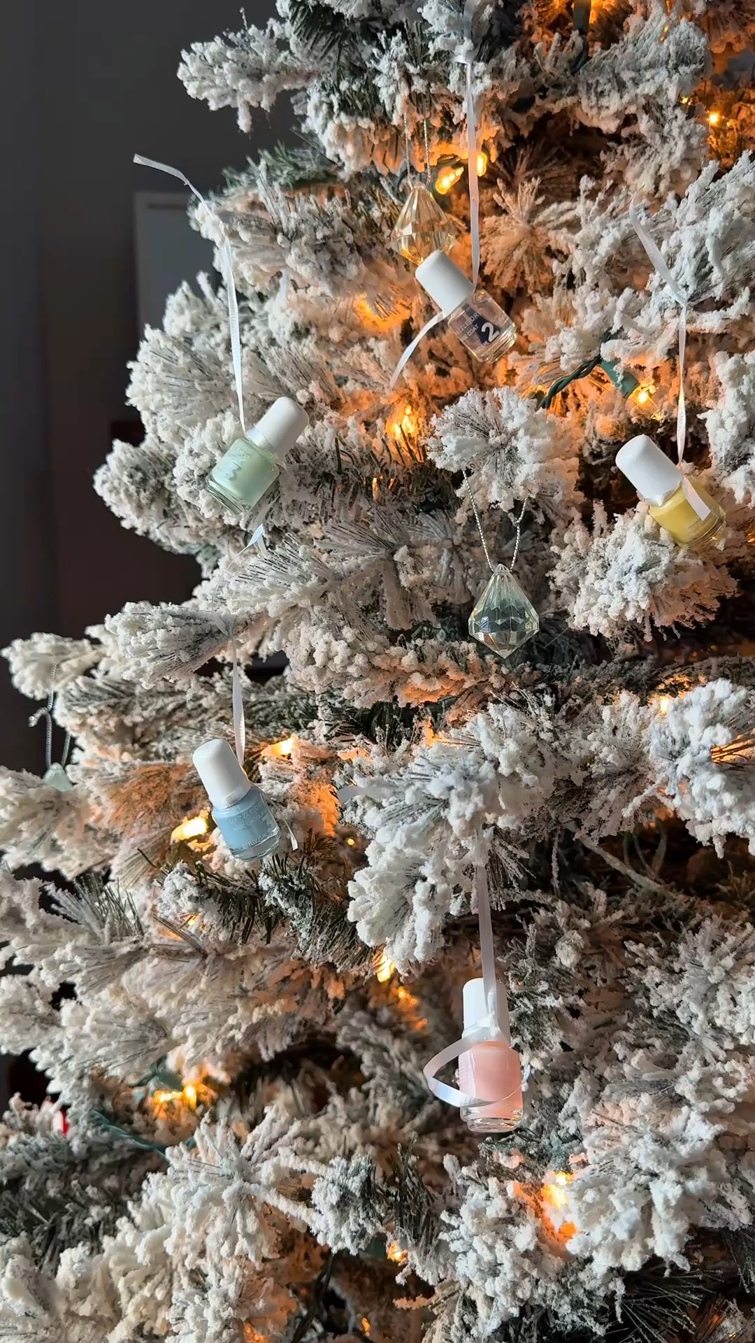 I am wildly impatient when it comes to waiting for my nails to dry, so finding something that actually works feels like a small miracle 💅
I’ve been using the Dazzle Dry 4-step system, and it’s honestly a breeze — salon-quality nails at home that dry in about five minutes and actually last. I’ve gone a full week without chips, which basically never happens for me.
Clean, easy, and perfect for busy days when I want polished nails without the wait.
