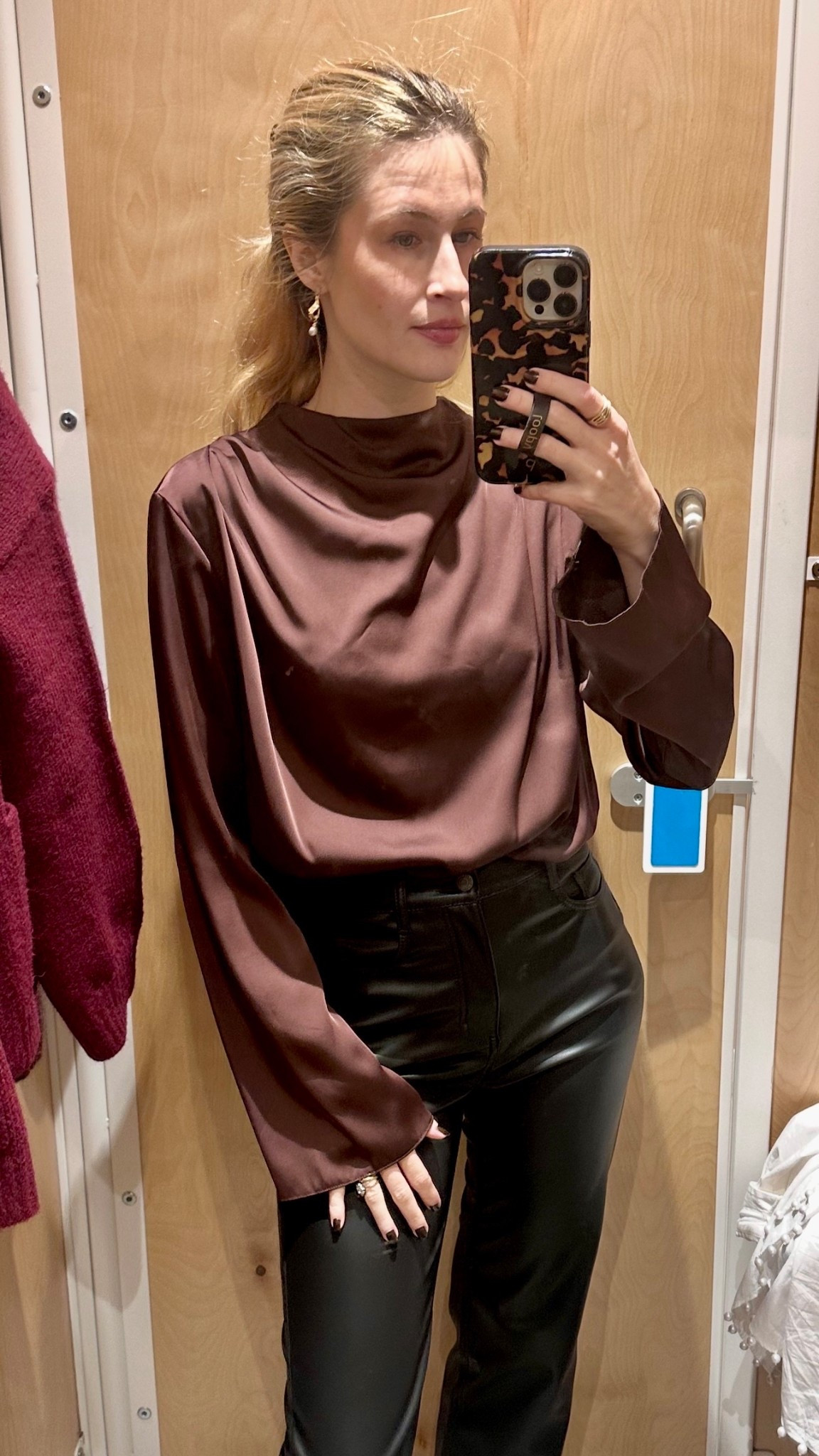 New years eye top?

Holiday party outfit | New Year’s Eve outfit | brown outfit | blouse 

#LTKHoliday #LTKSeasonal #LTKWorkwear