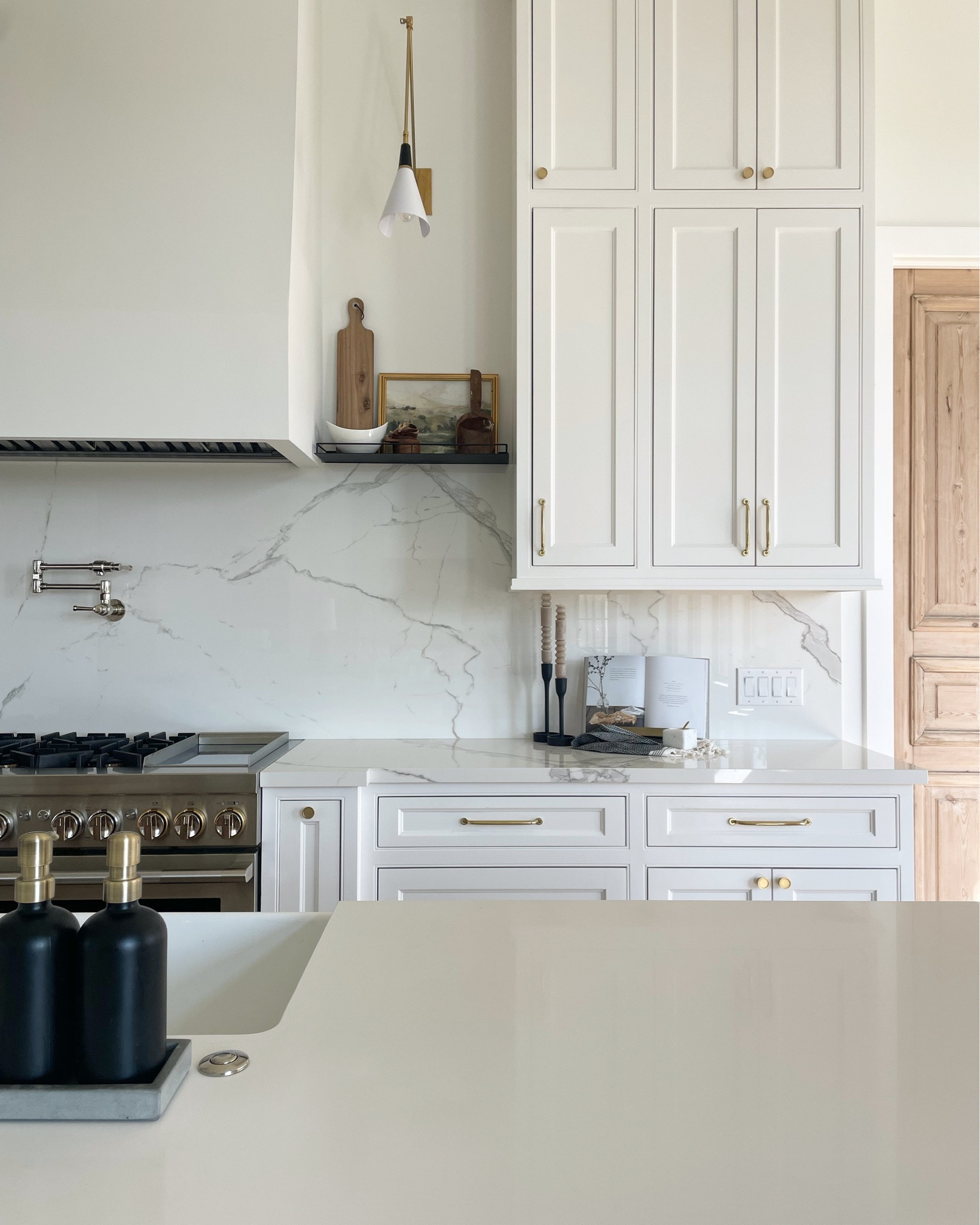 Kitchen design. Neutral home design. Cabinet hardware. Mixing metals. #kellerandoak #rejuvenation #kitchen #hardware #ltkhome #interiordesign