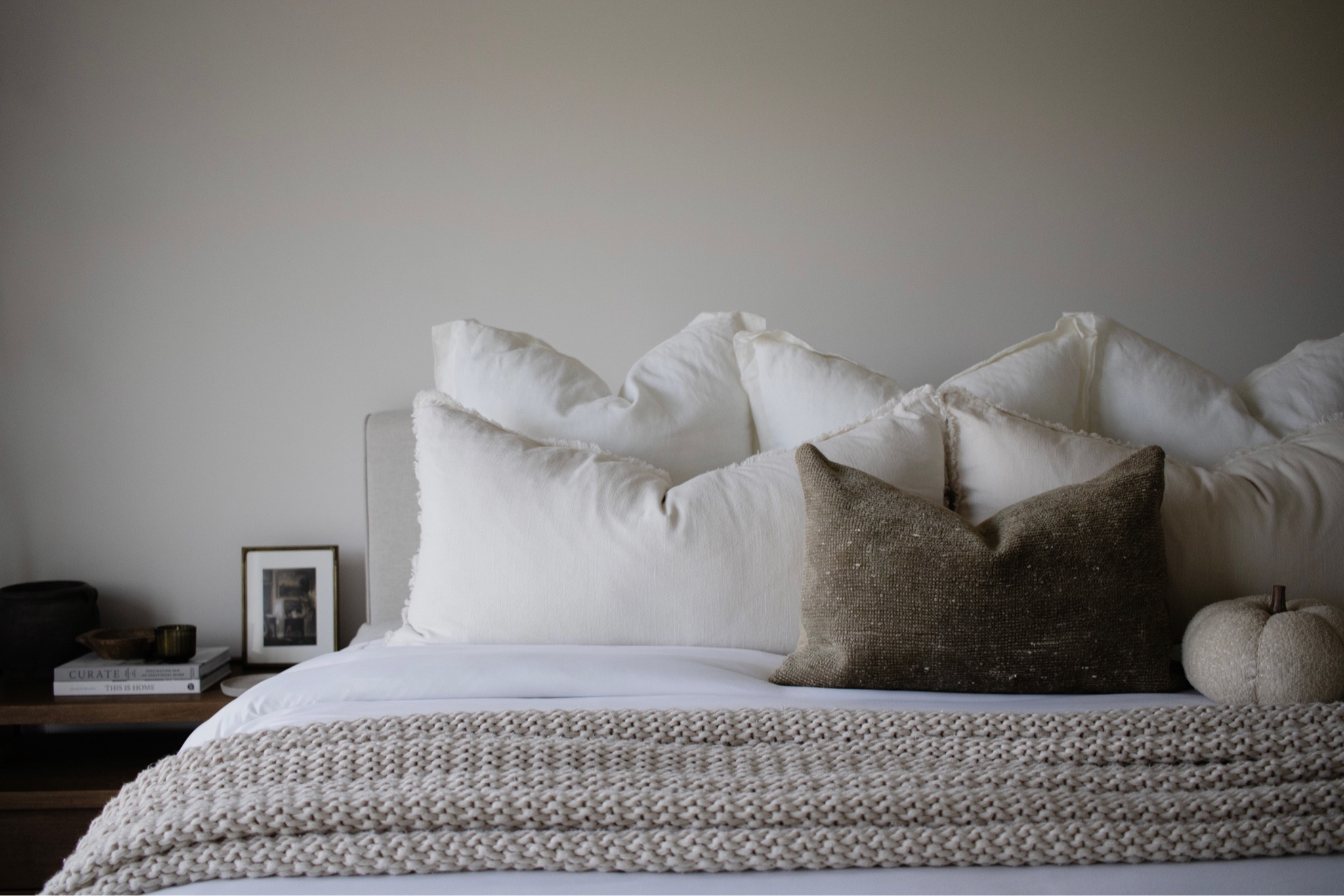 Primary bedroom decor and throw pillows🤍 #primarybedroom #bedroomdecor #throwpillows #organicmodern