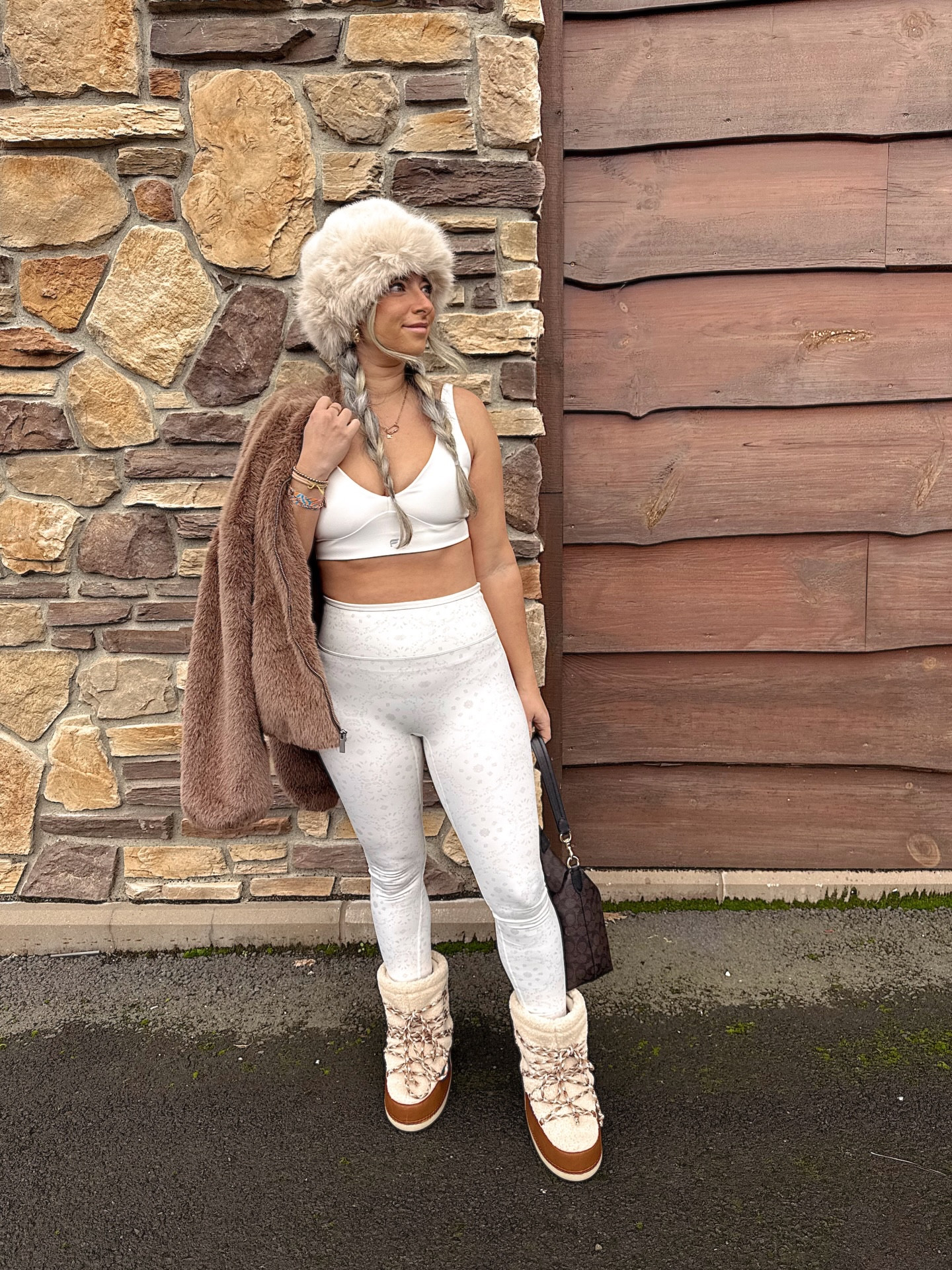 Winter whites, cozy layers, and ready for the season ahead. 🤍❄️ #fableticspartner This Fabletics set is going to be one of my favs for this winter, perfect for layering up all winter long. Comment SHOP to get the link sent your way! 🤍

#myfabletics #fabletics #momstyle #pdxblogger