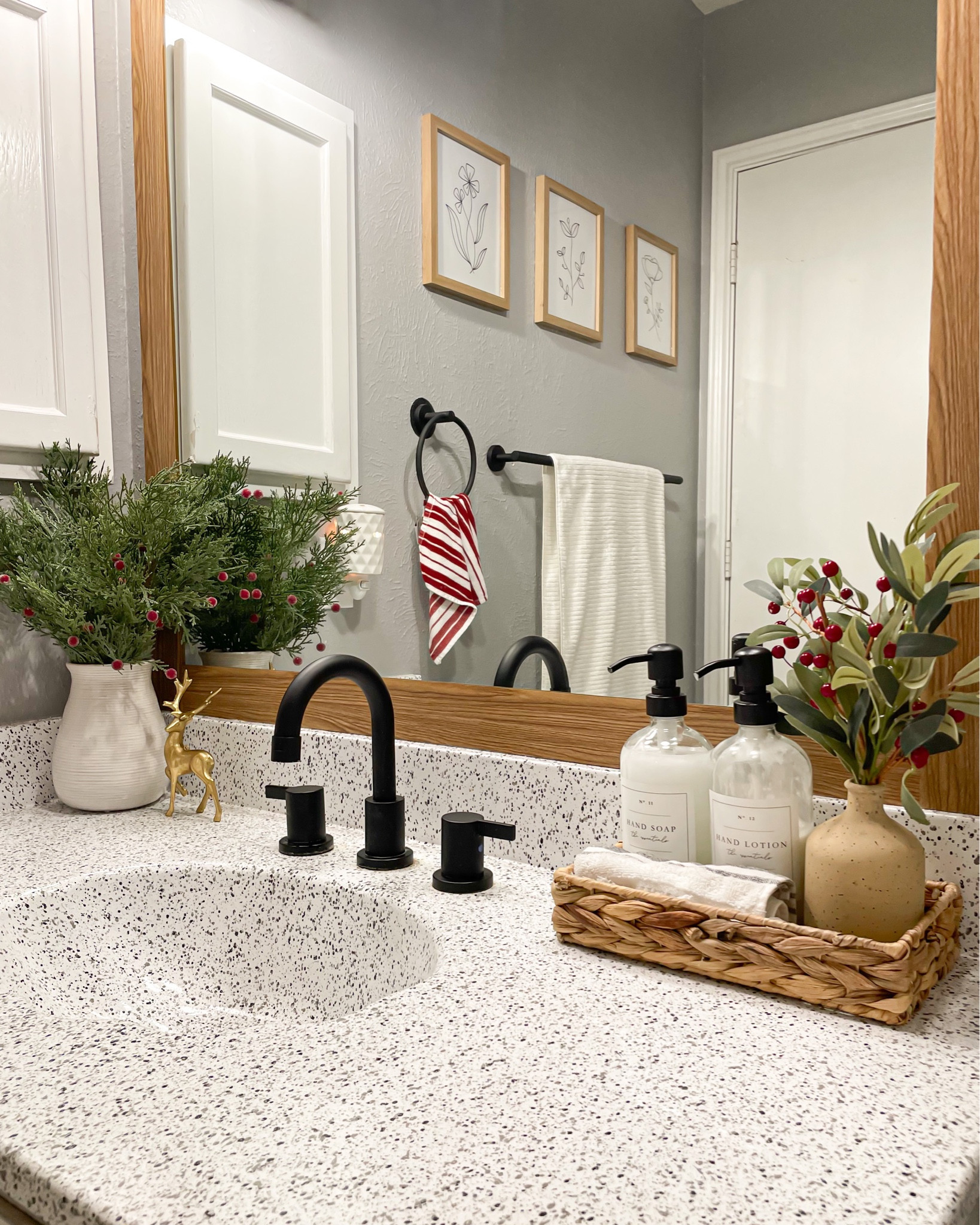 Small touches in the bathroom! 

Christmas, decor, home decor, Target, Amazon, Etsy, bathroom holiday, festive, 

#LTKHoliday #LTKhome #LTKSeasonal